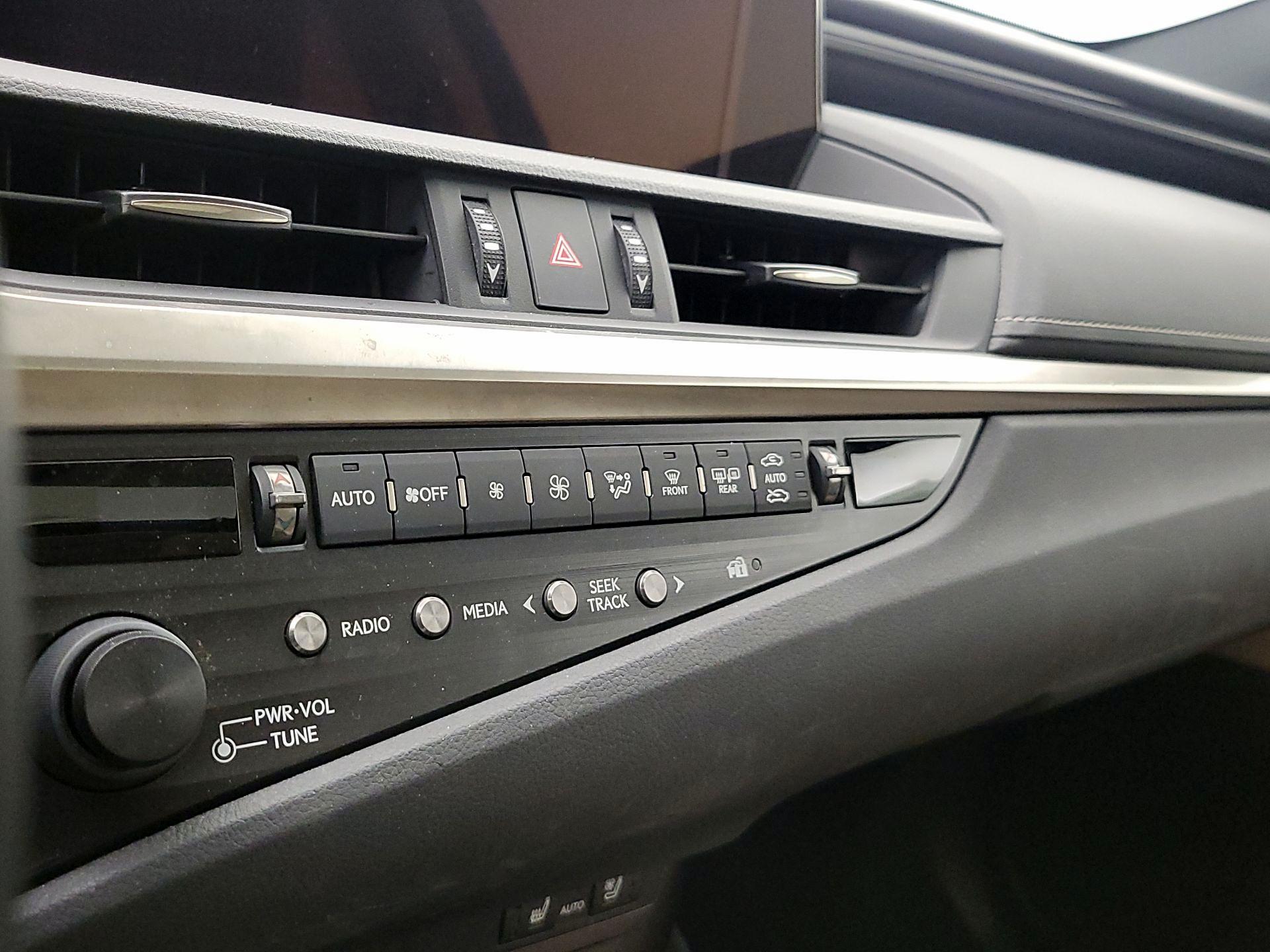 Thumbnail: 2019 Lexus ES - 17