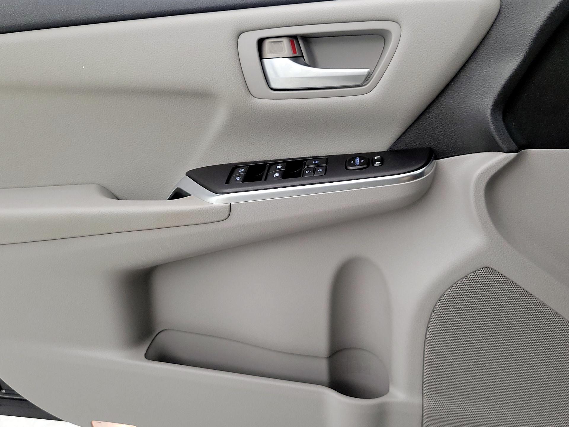 Thumbnail: 2016 Toyota Camry - 12