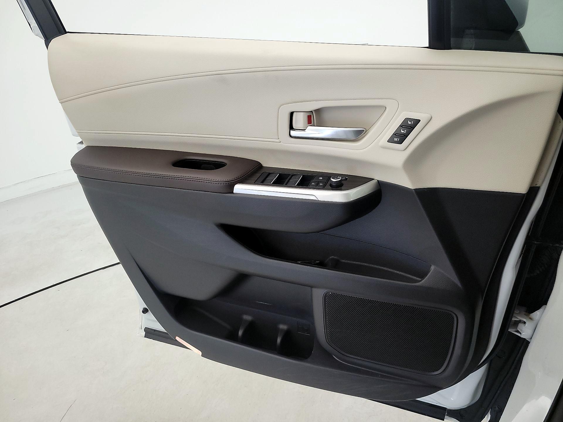 Thumbnail: 2023 Toyota Sienna - 12