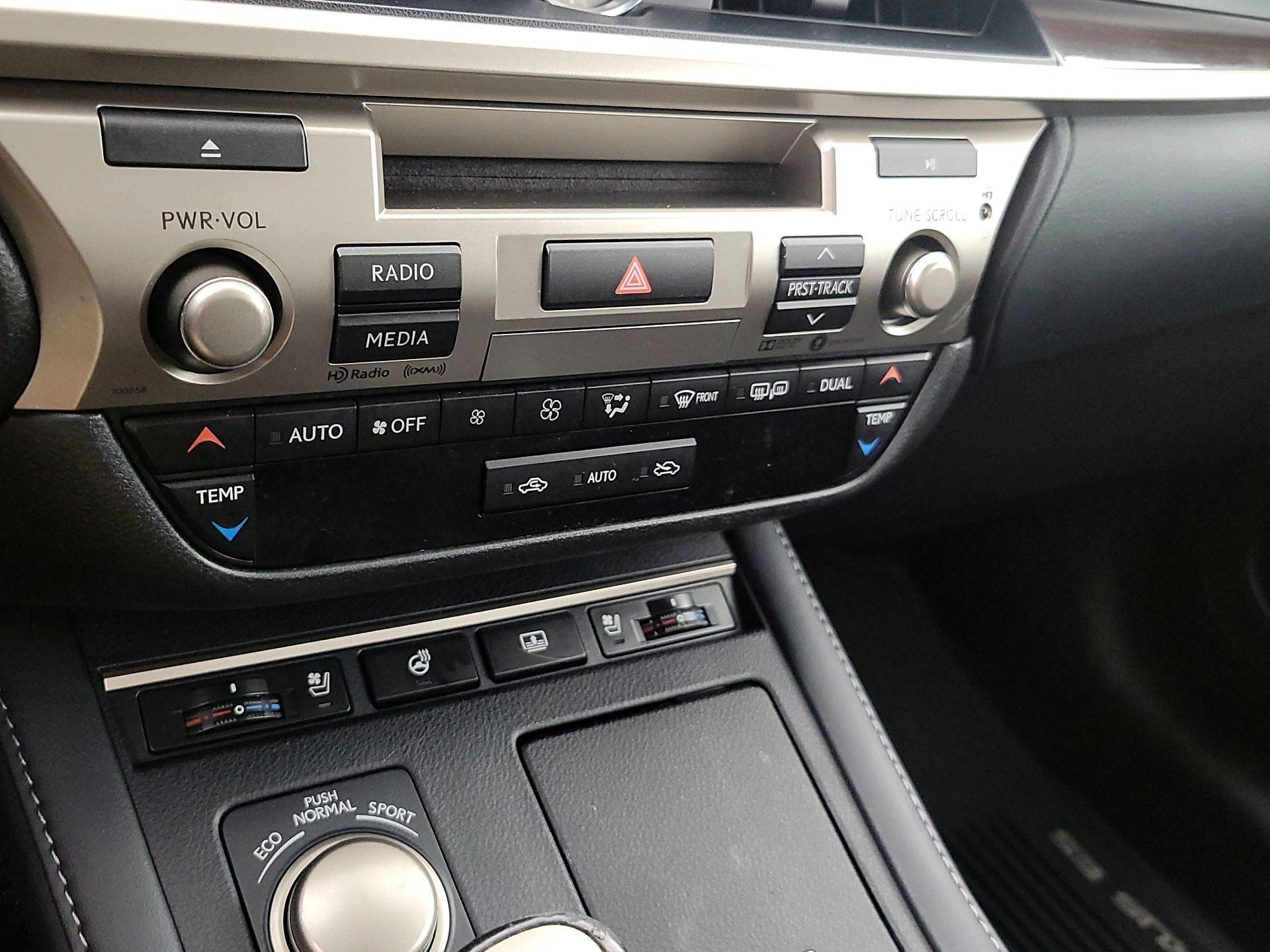 Thumbnail: 2017 Lexus ES - 17