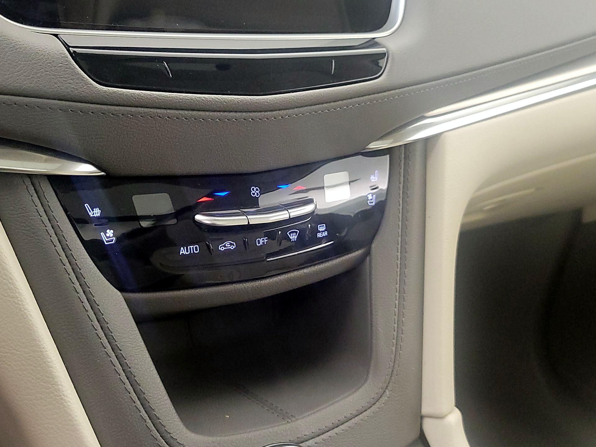 Thumbnail: 2021 Cadillac XT5 - 17
