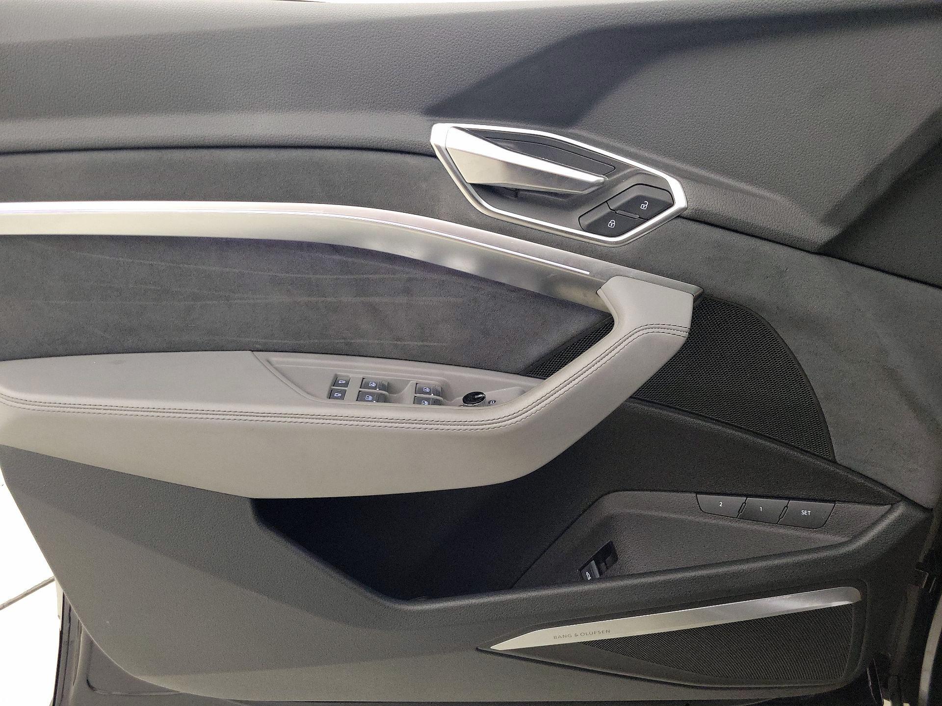 Thumbnail: 2023 Audi e-tron S - 12