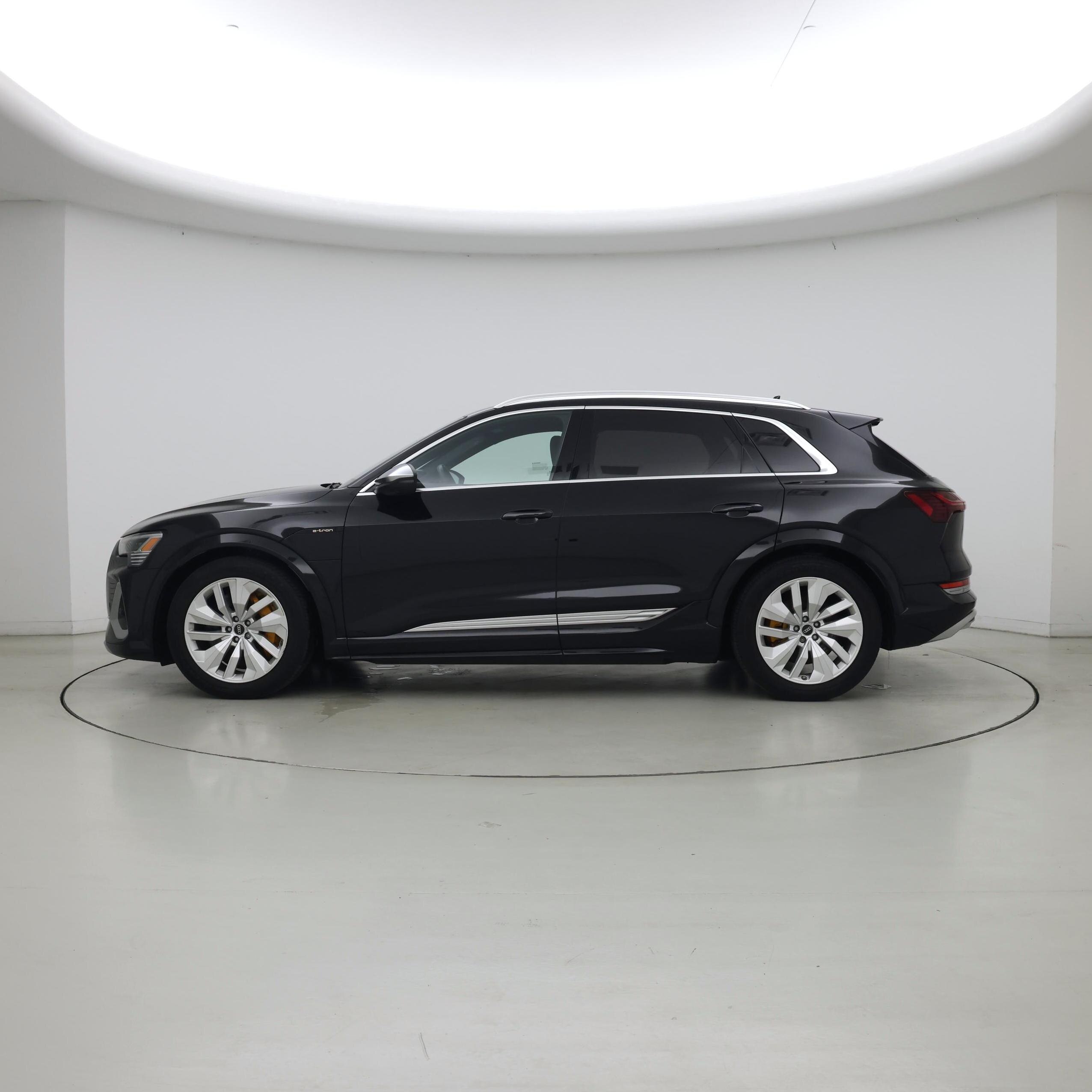 Thumbnail: 2023 Audi e-tron S - 3