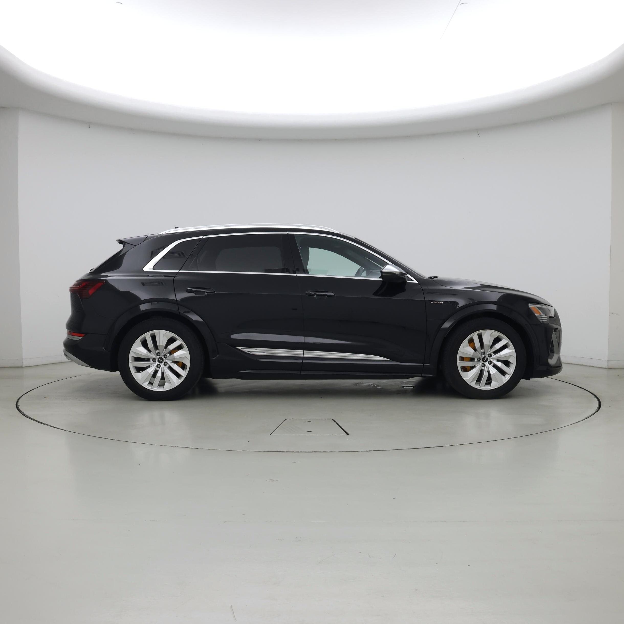Thumbnail: 2023 Audi e-tron S - 7