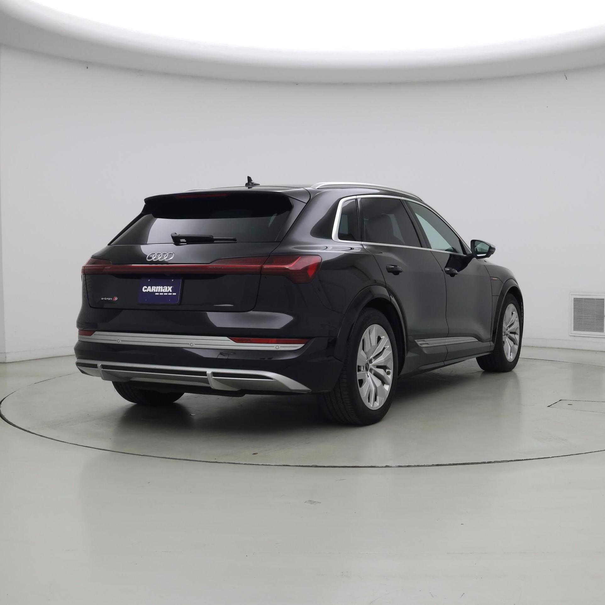 Thumbnail: 2023 Audi e-tron S - 8