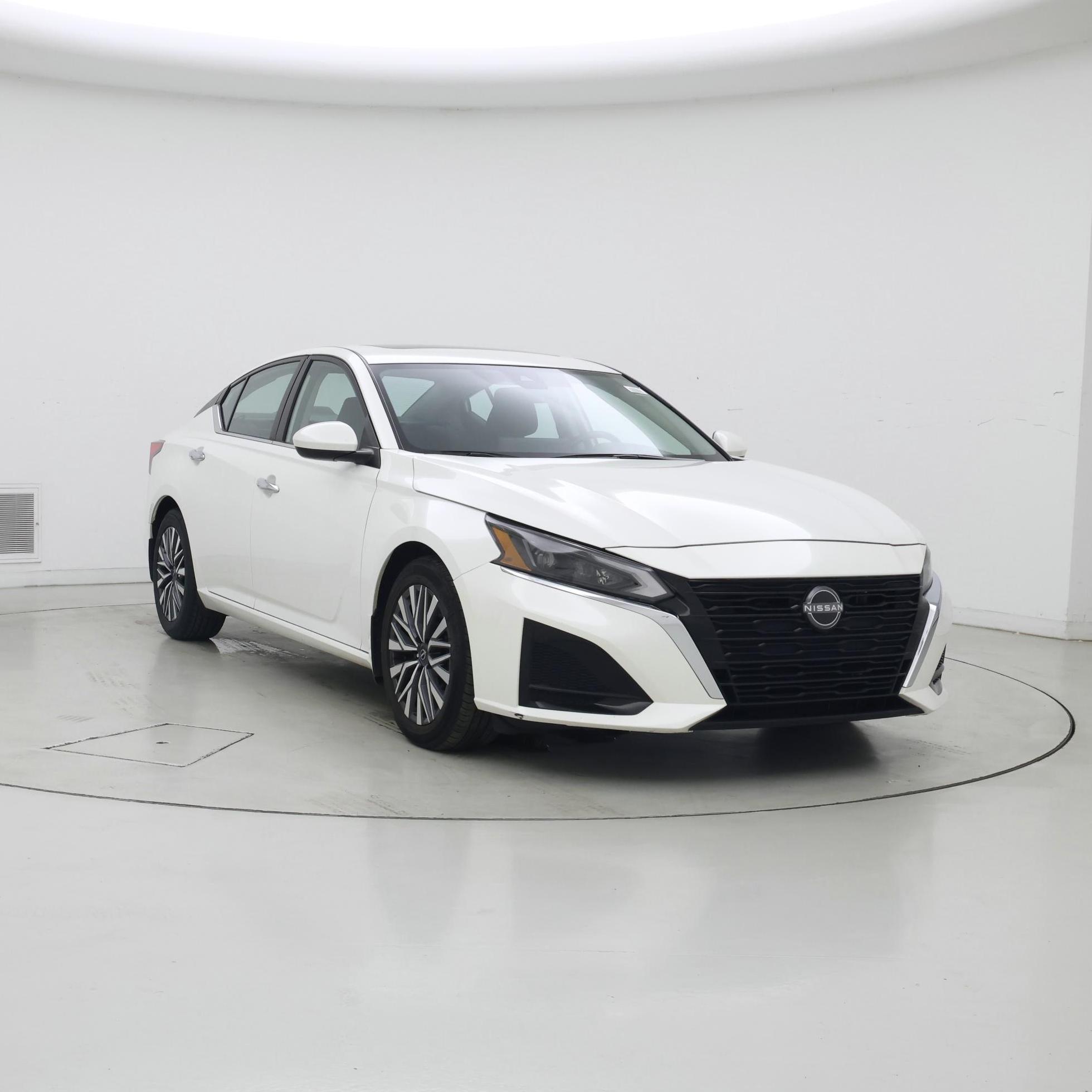 White 2023 Nissan Altima Sedan Front-Wheel Drive Automatic