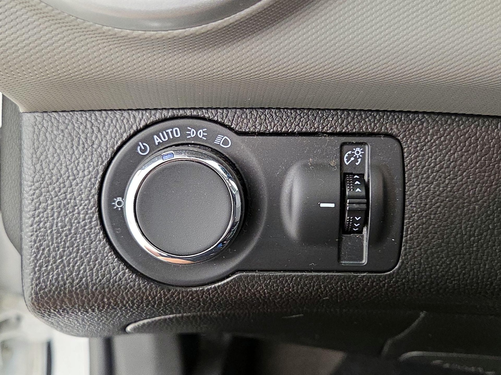 2020 Chevrolet Sonic LT - Photo 14
