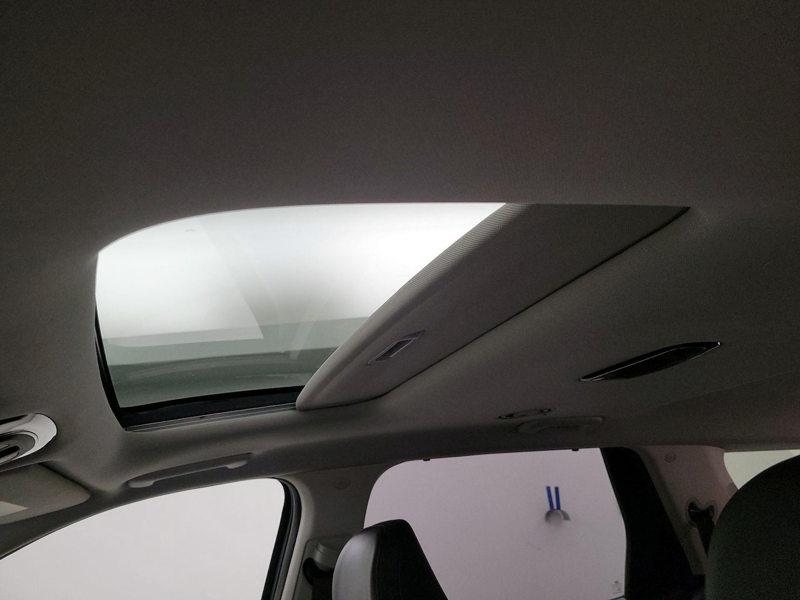 Sunroof(s) & Overhead Airbags