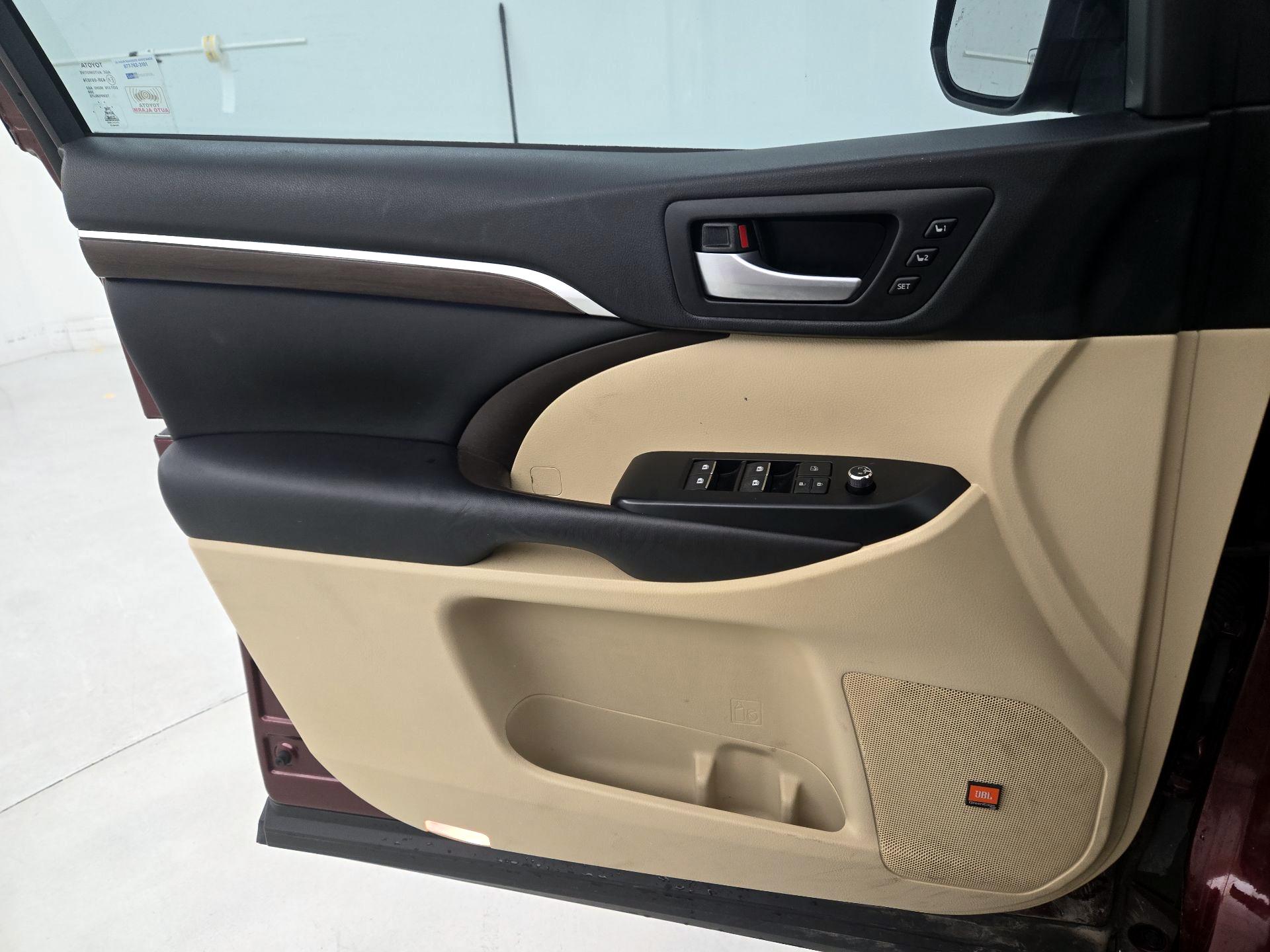 Thumbnail: 2016 Toyota Highlander - 12