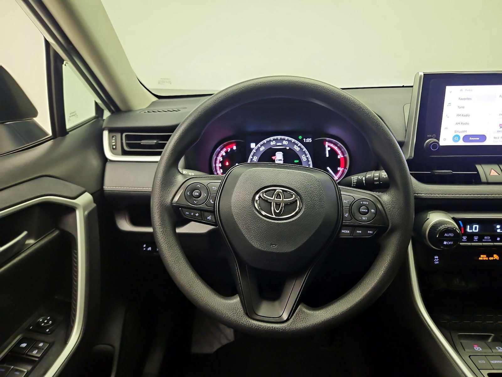 2025 Toyota RAV4 XLE - Photo 11