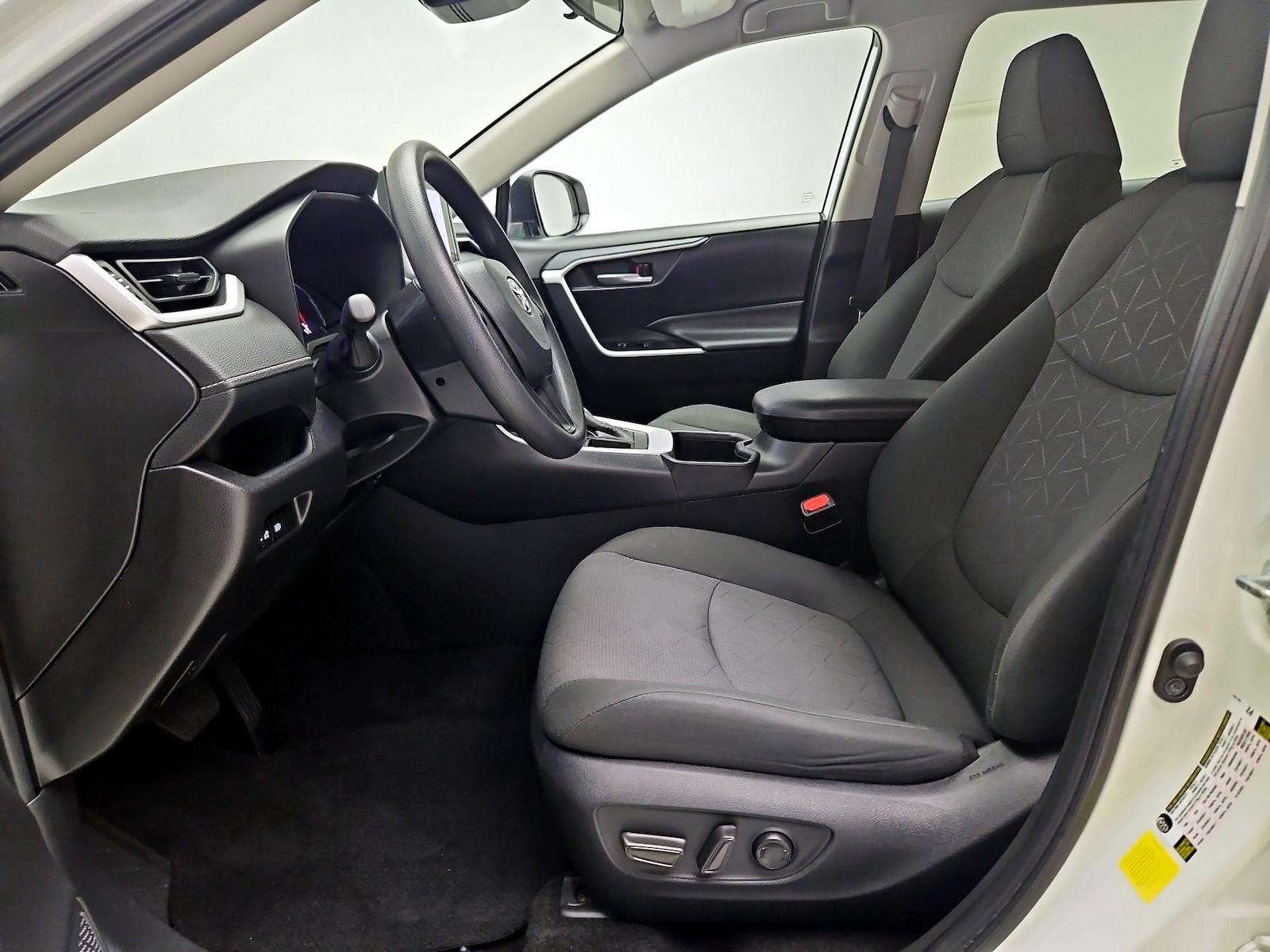2025 Toyota RAV4 XLE - Photo 12