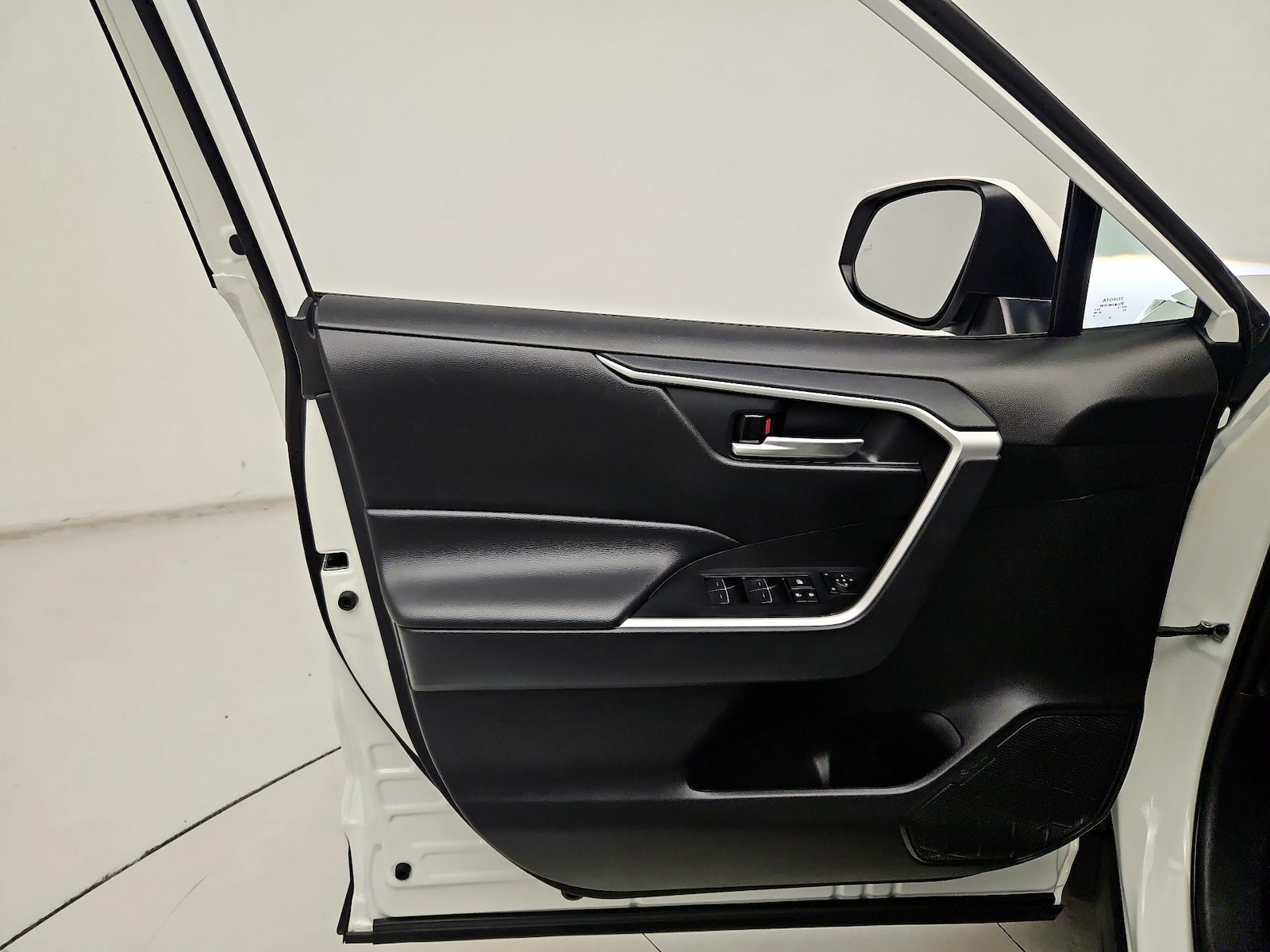 2025 Toyota RAV4 XLE - Photo 13