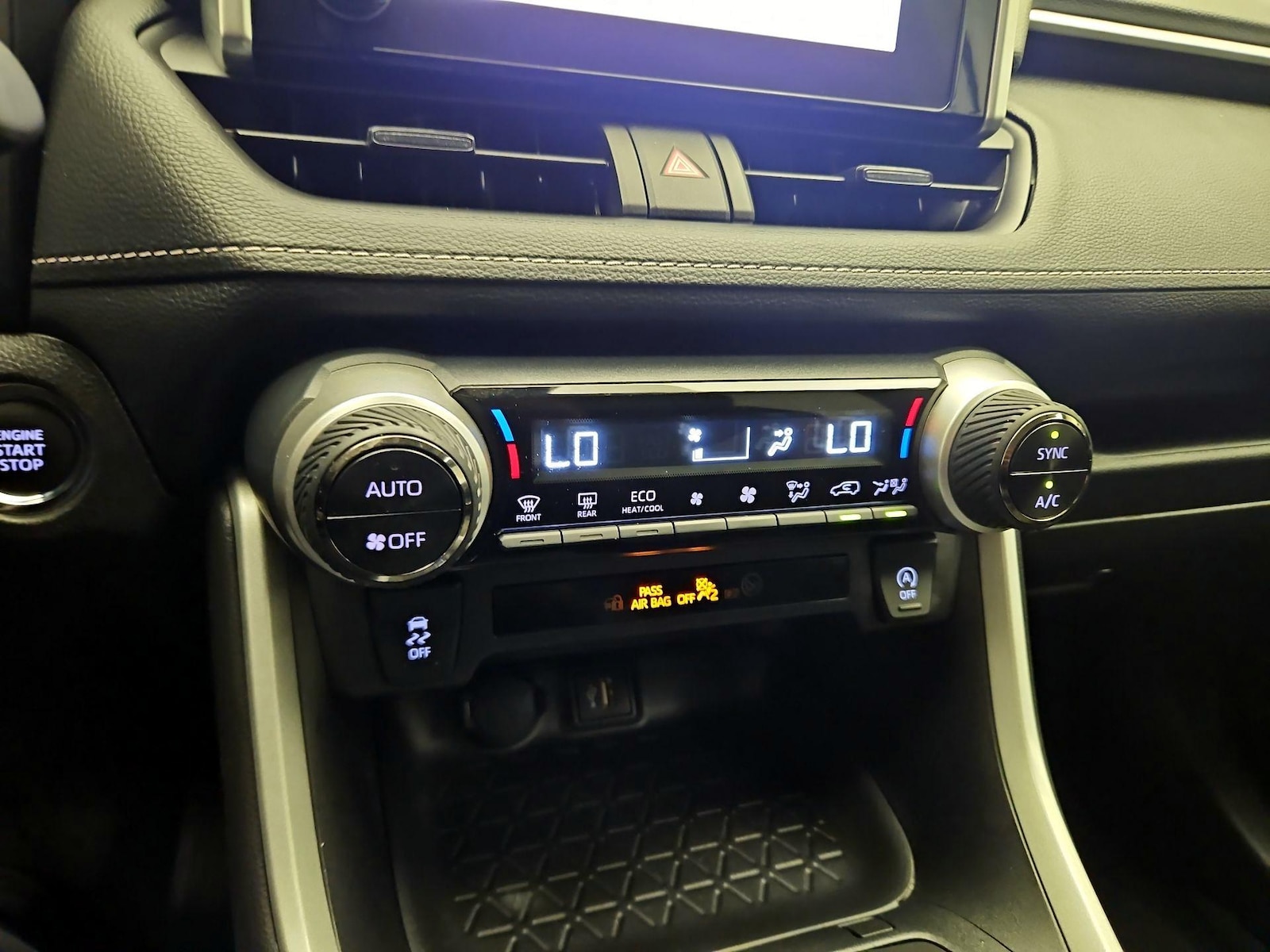 2025 Toyota RAV4 XLE - Photo 16