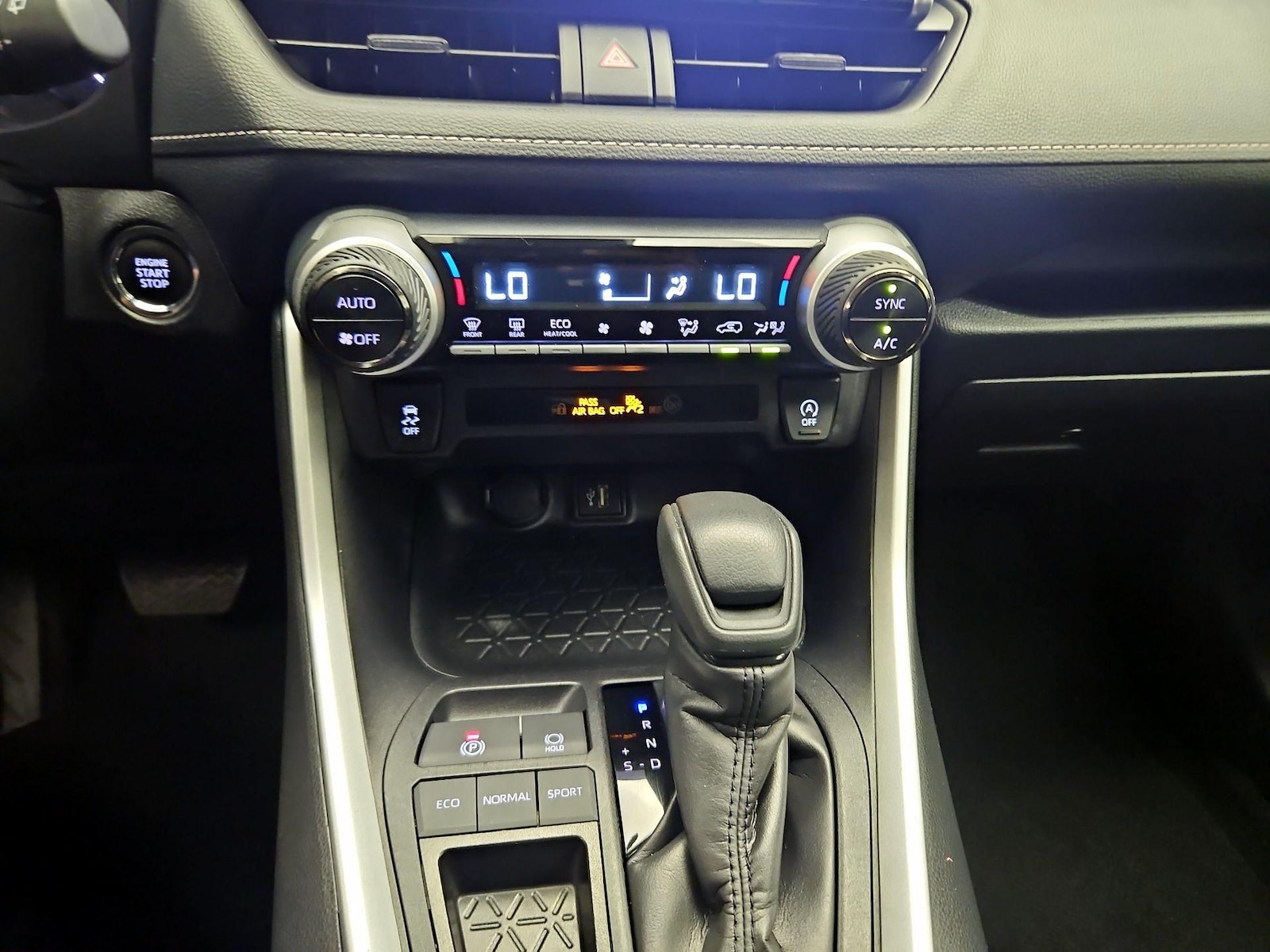 2025 Toyota RAV4 XLE - Photo 17
