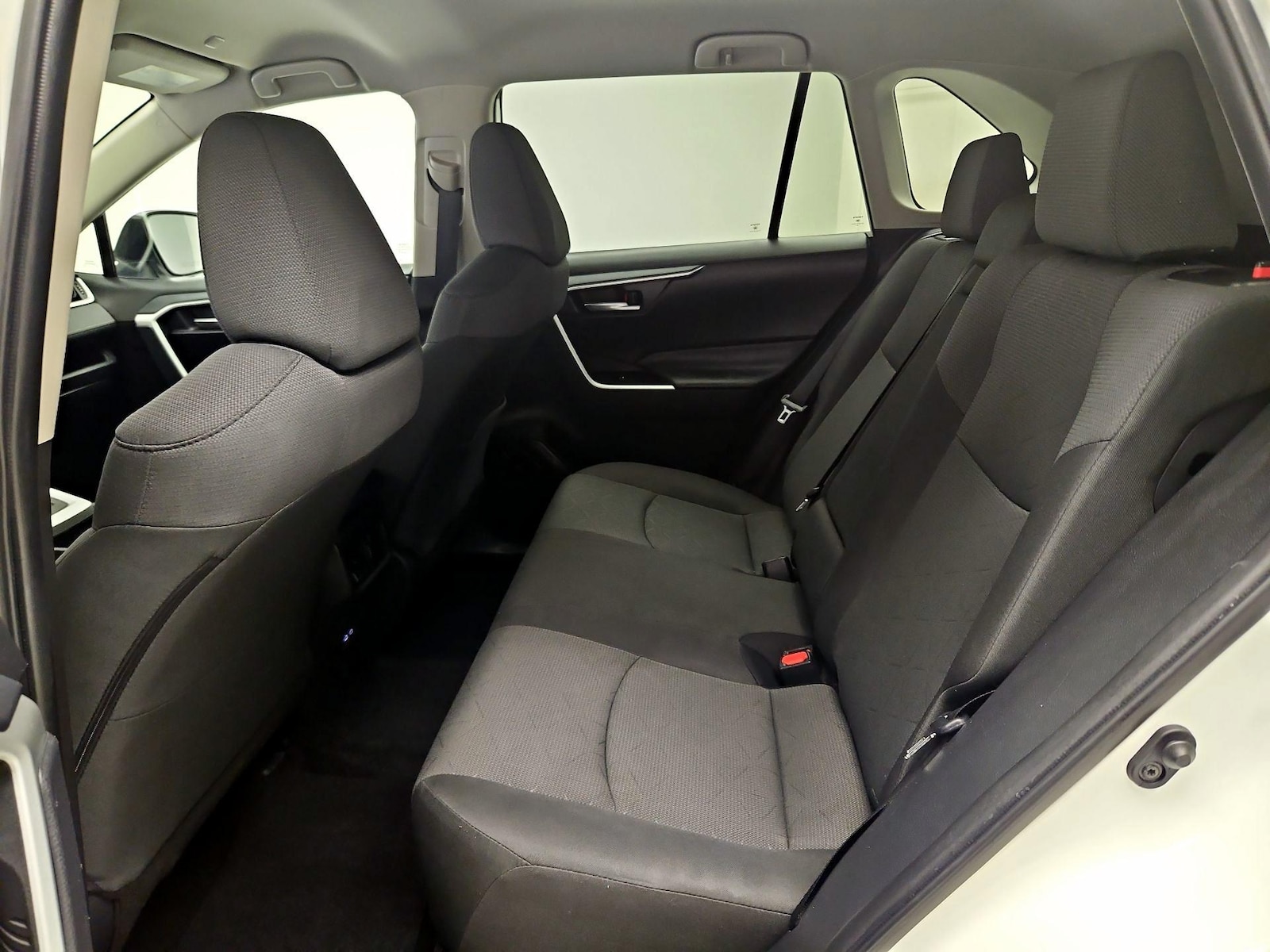 2025 Toyota RAV4 XLE - Photo 18