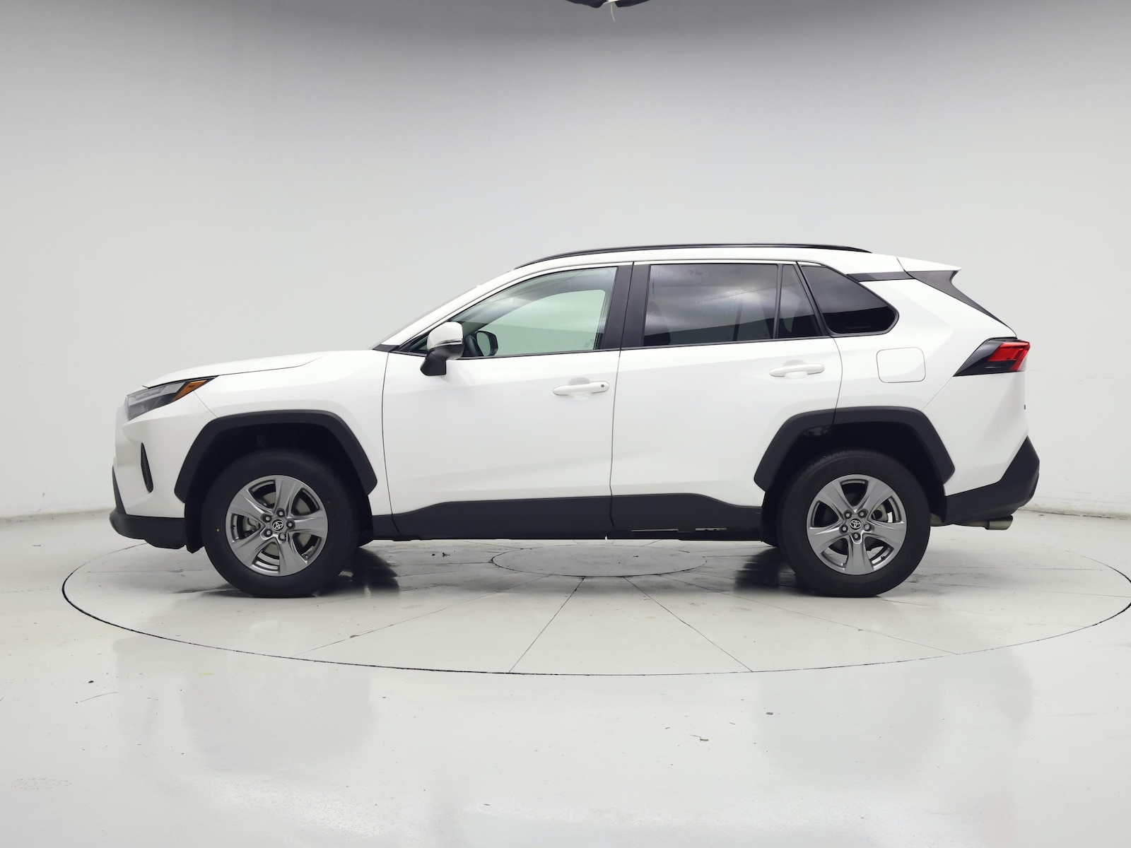 2025 Toyota RAV4 XLE - Photo 4