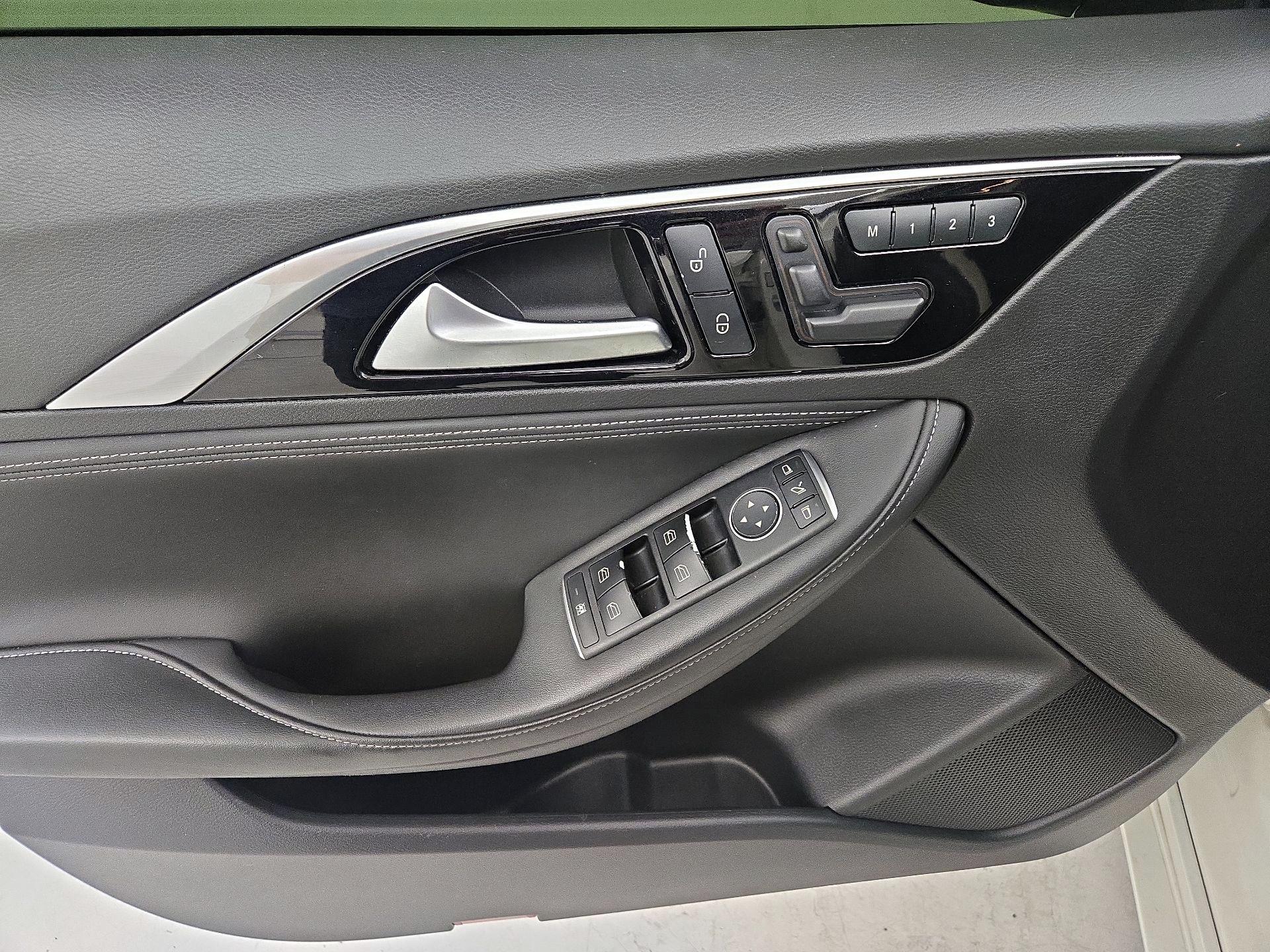 Thumbnail: 2018 INFINITI QX30 - 12