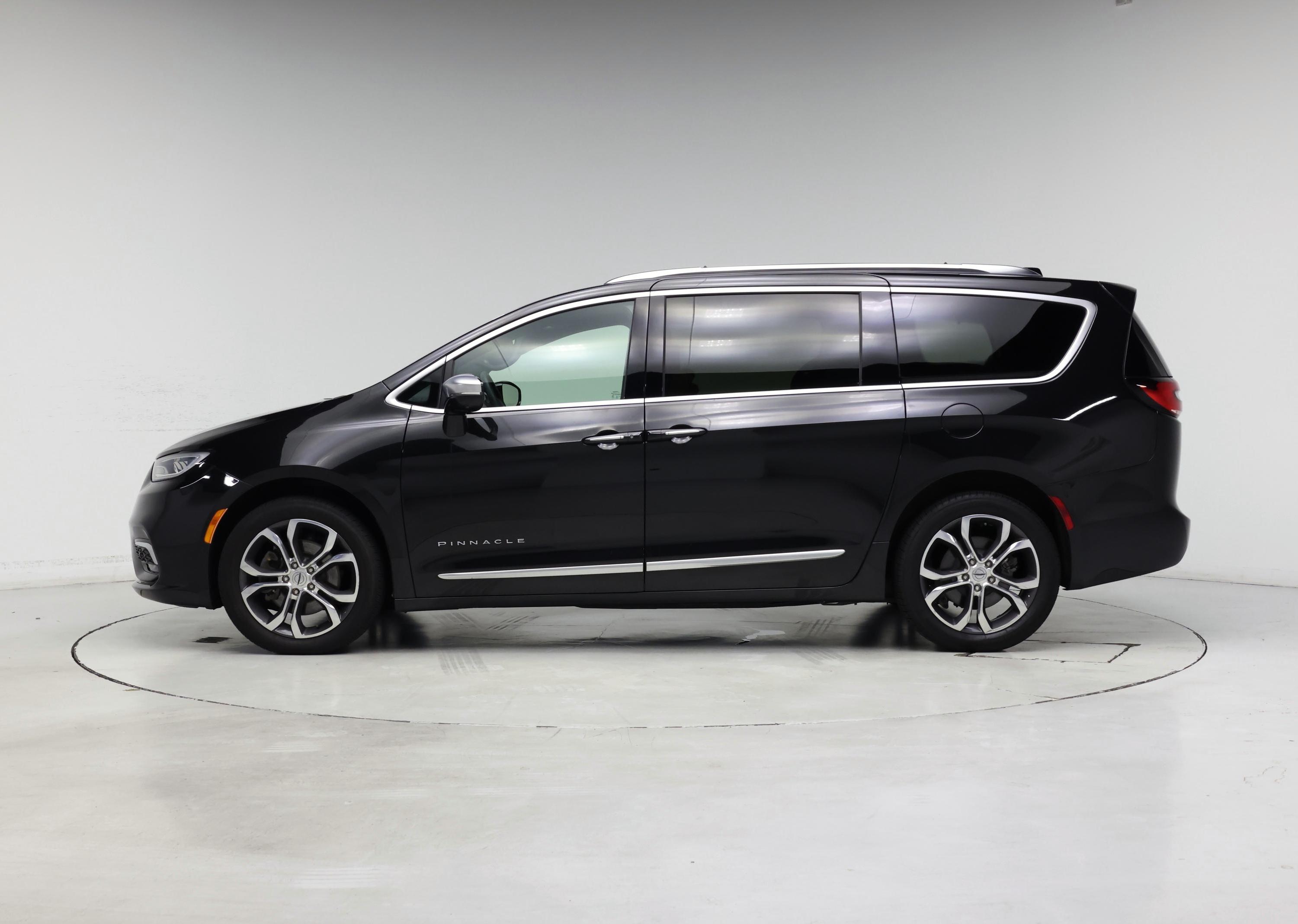 Thumbnail: 2023 Chrysler Pacifica - 3