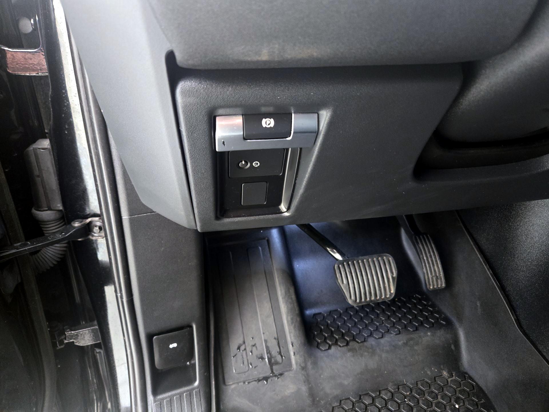 Thumbnail: 2023 Land Rover Defender - 13
