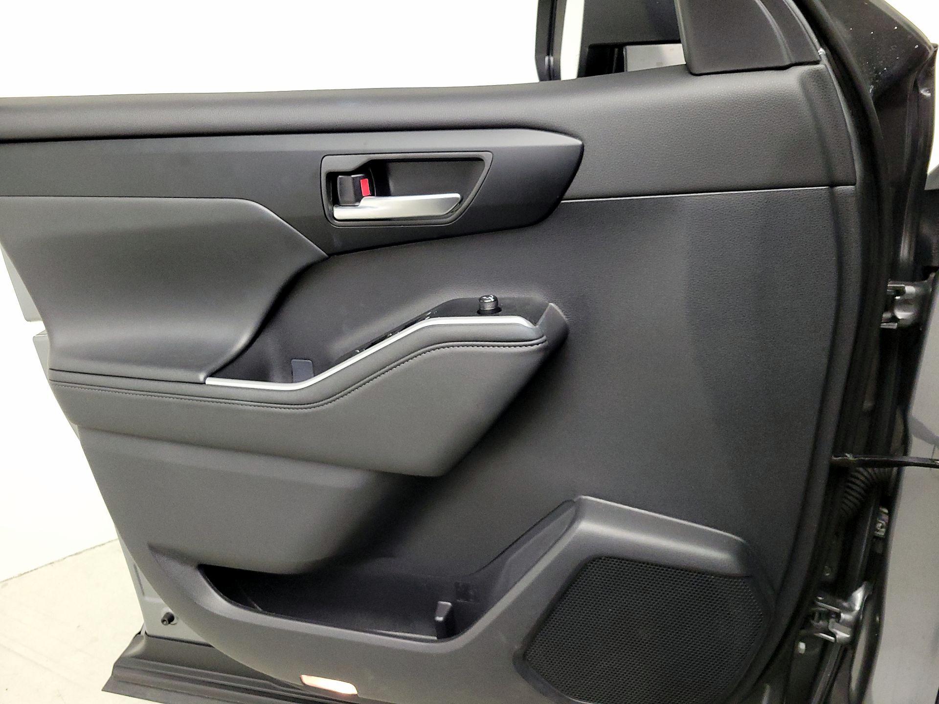 Thumbnail: 2026 Toyota Highlander - 12