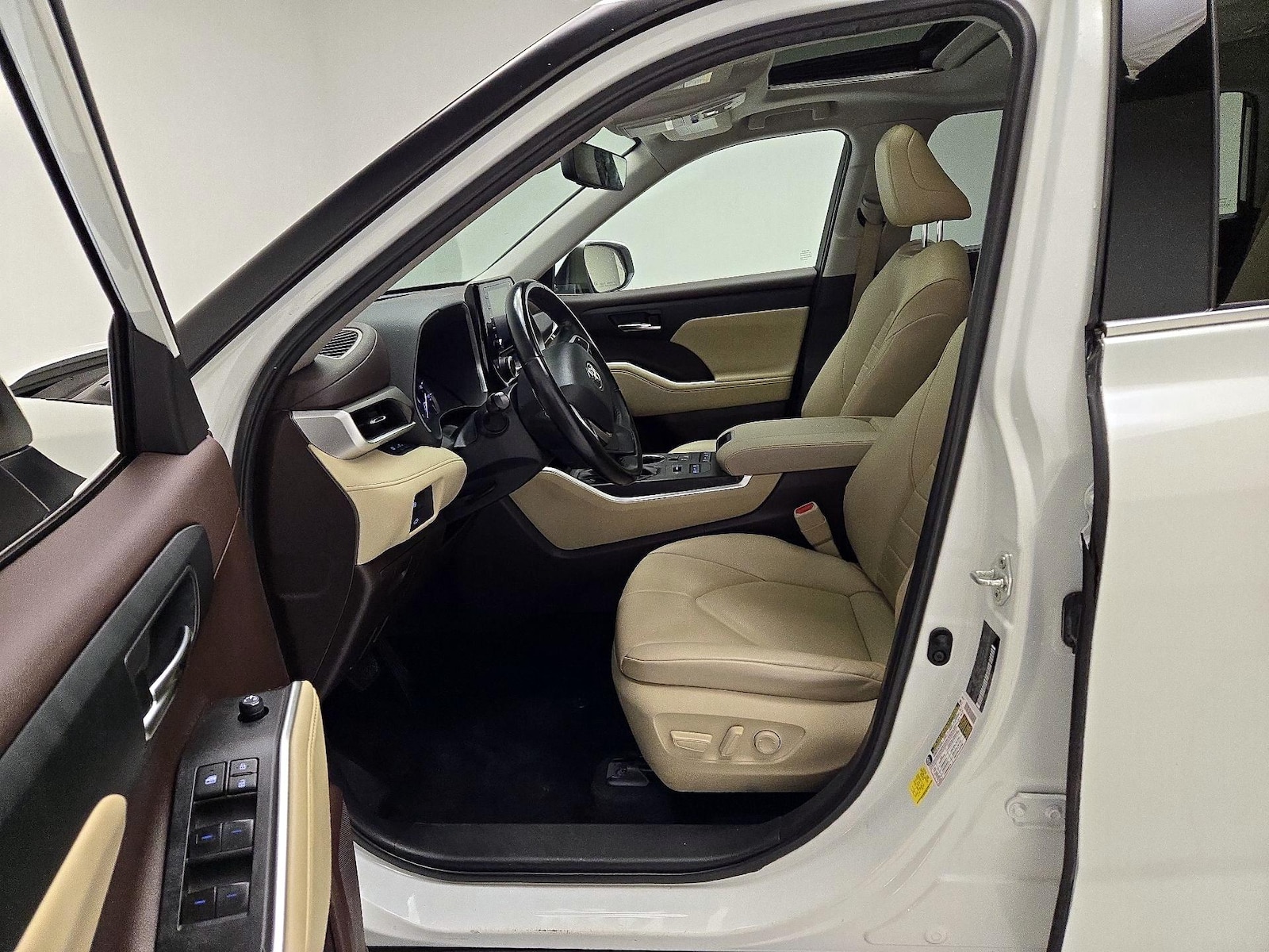 2022 Toyota Highlander XLE - Photo 12