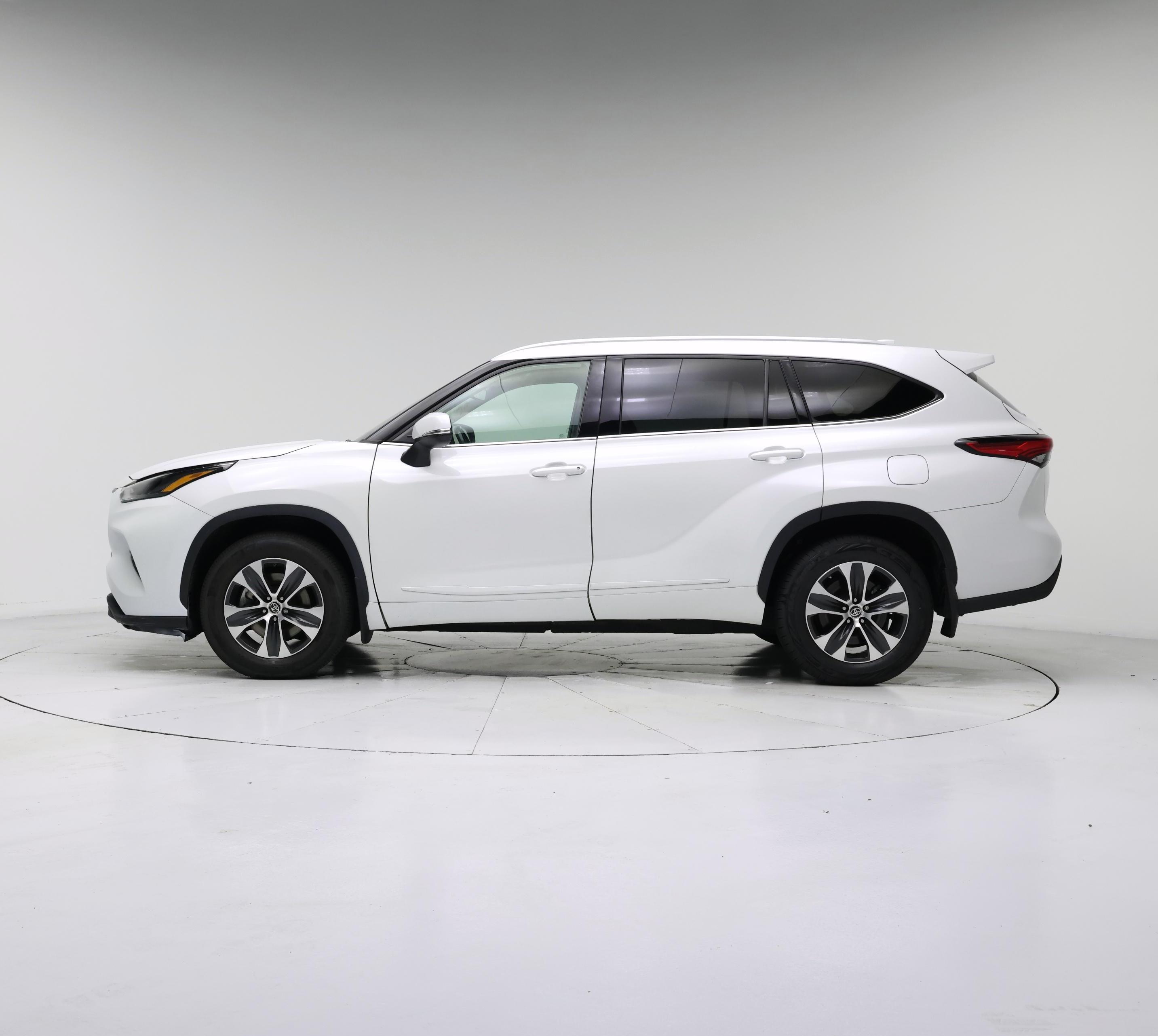 Thumbnail: 2022 Toyota Highlander - 3
