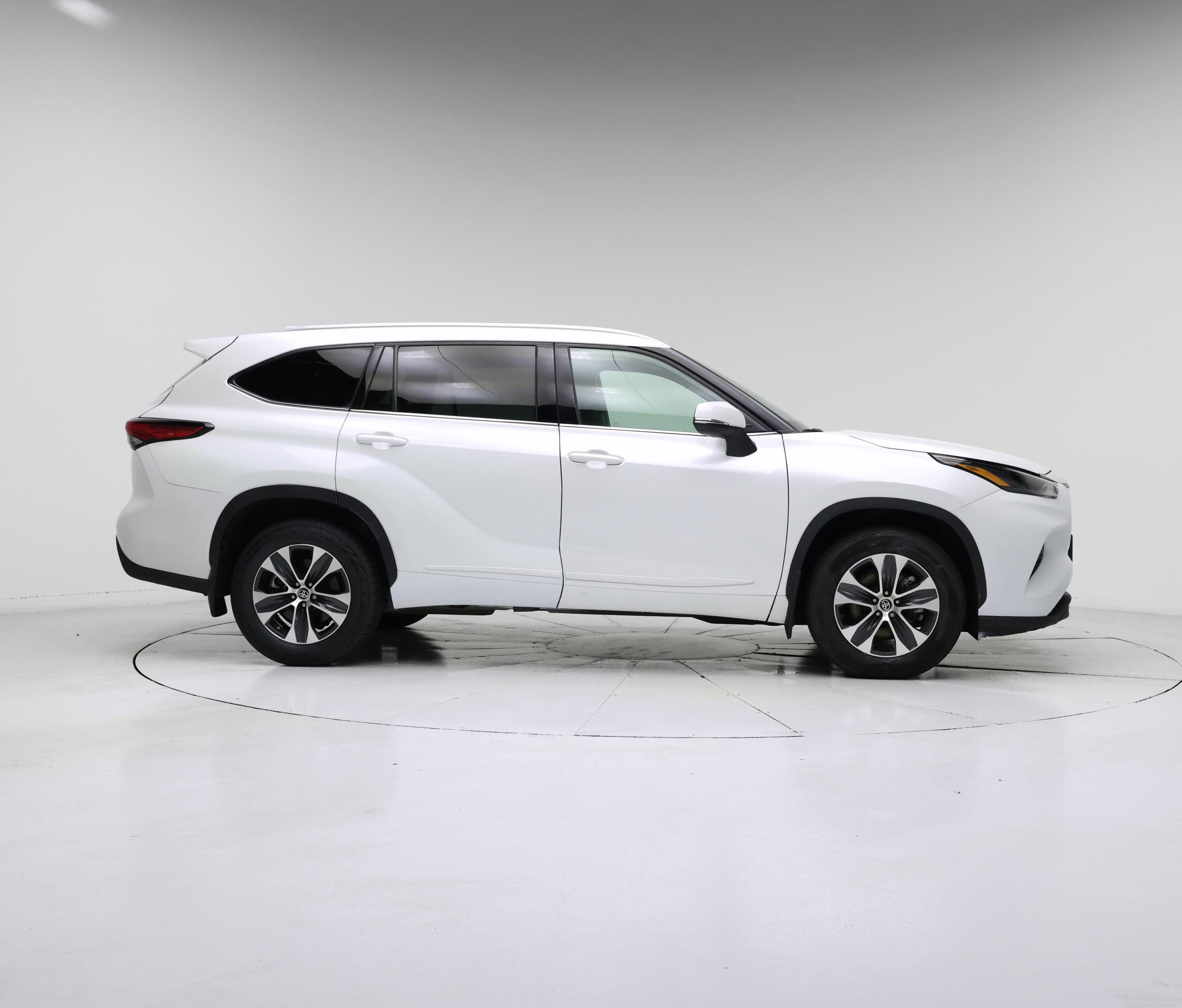 Thumbnail: 2022 Toyota Highlander - 7
