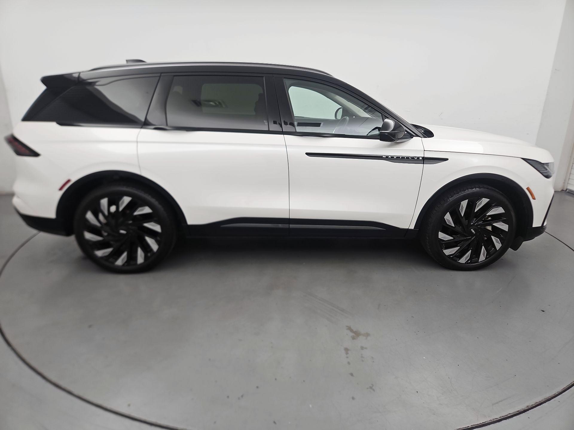 Thumbnail: 2026 Lincoln Nautilus - 4