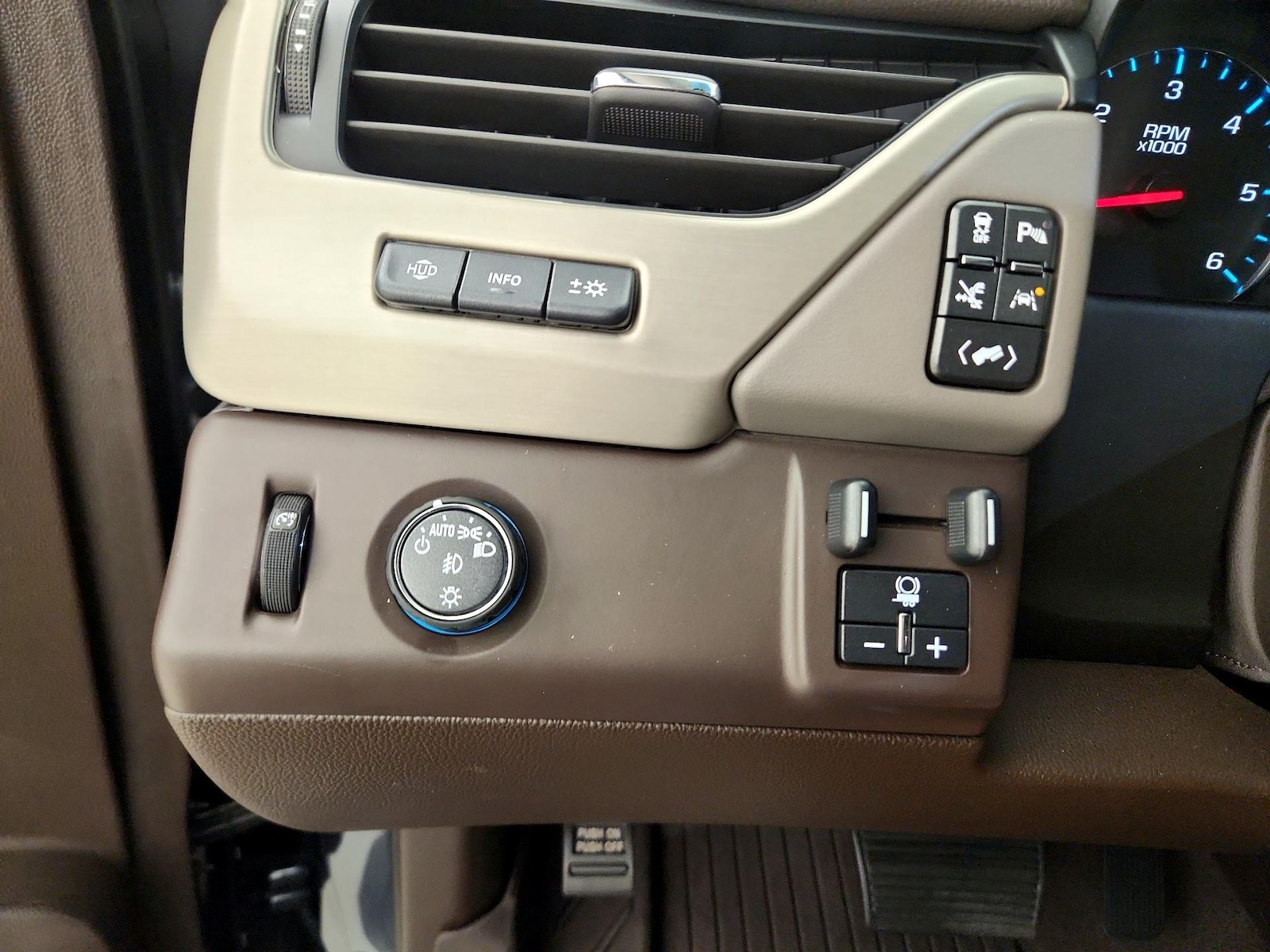 2020 GMC Yukon Denali - Photo 14