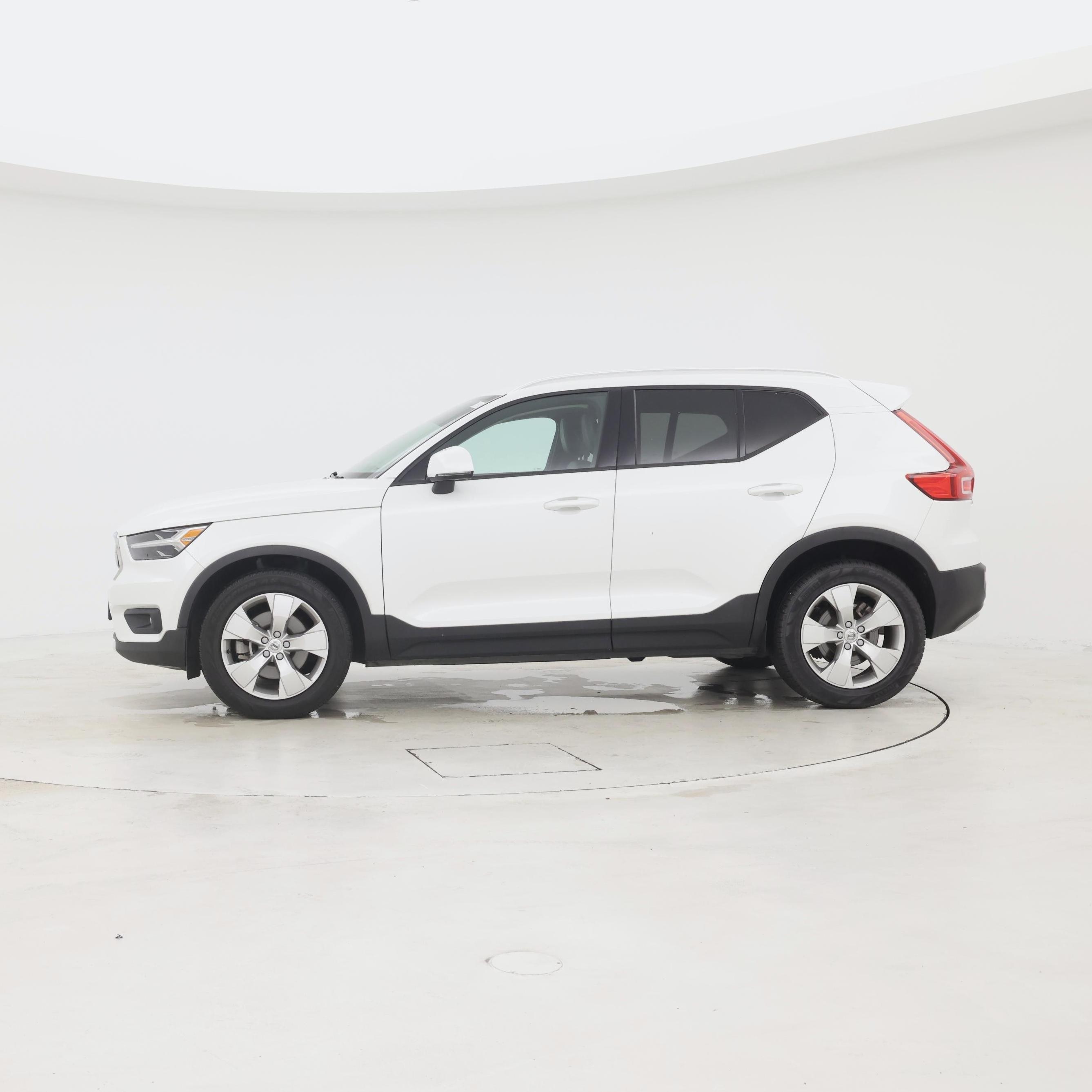 Thumbnail: 2021 Volvo XC40 - 3
