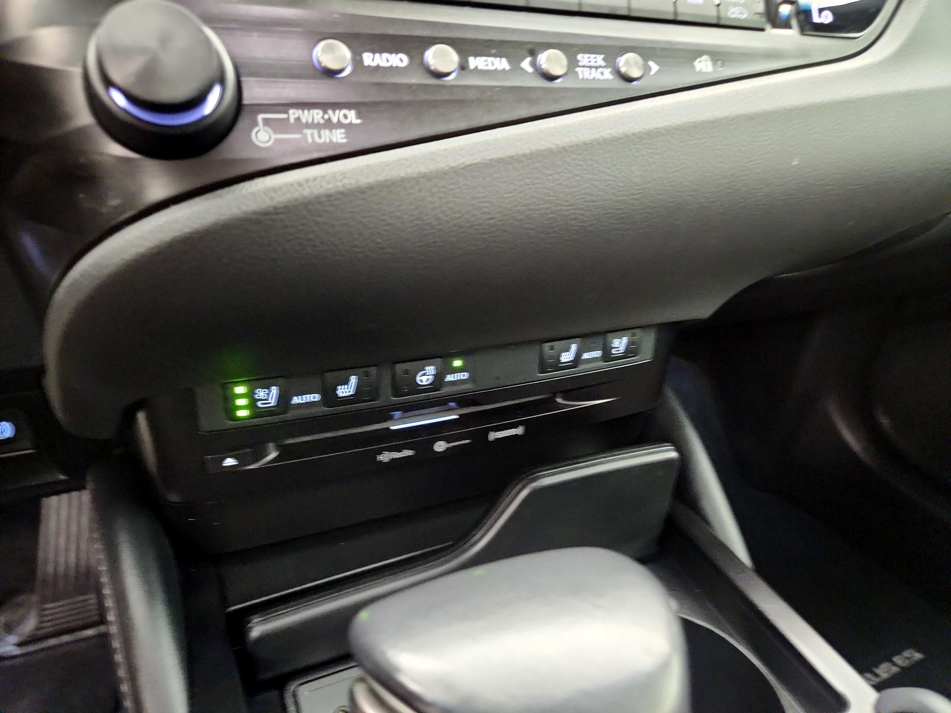 Thumbnail: 2020 Lexus ES - 16