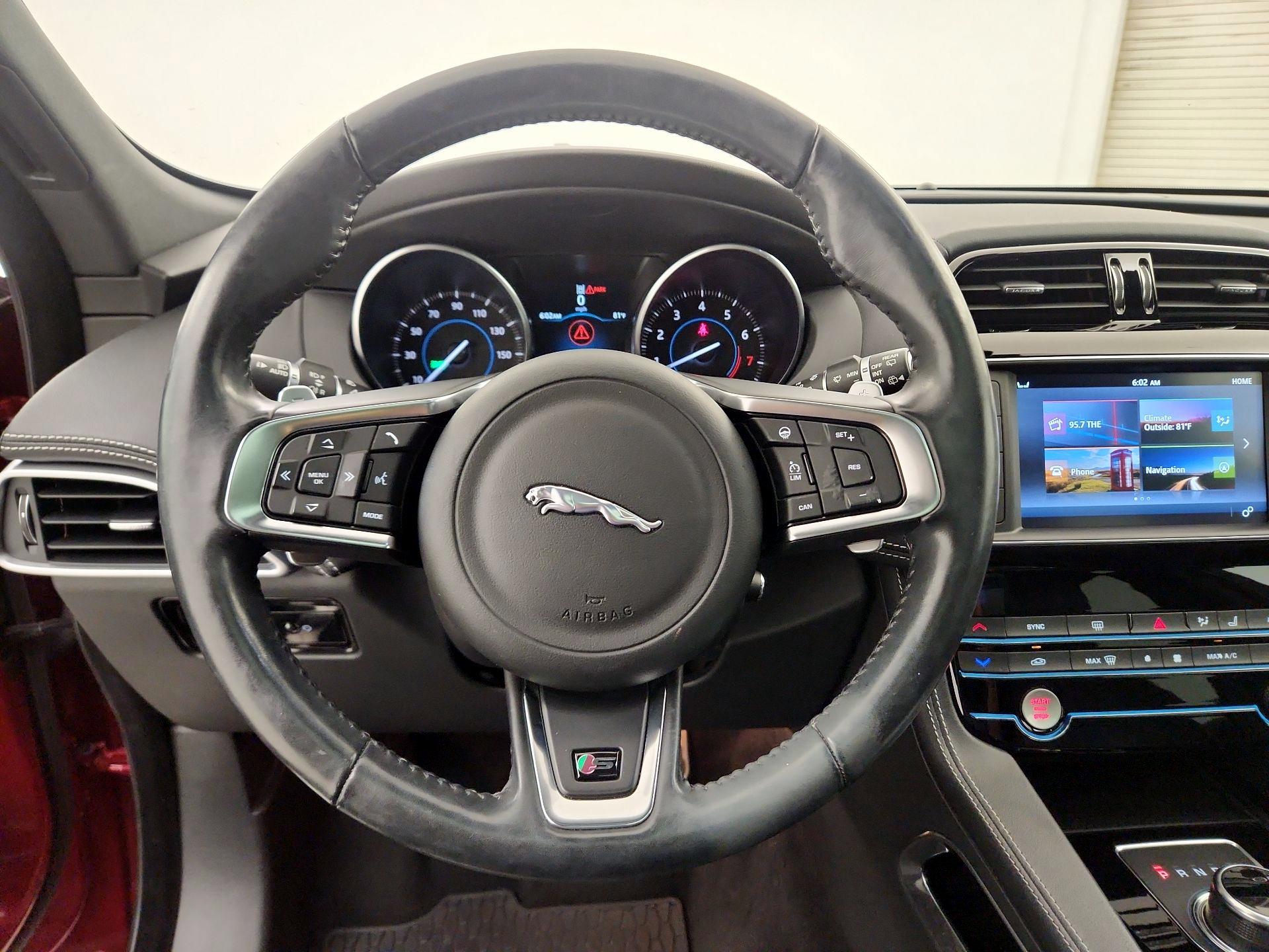 Thumbnail: 2017 Jaguar F-Pace - 10