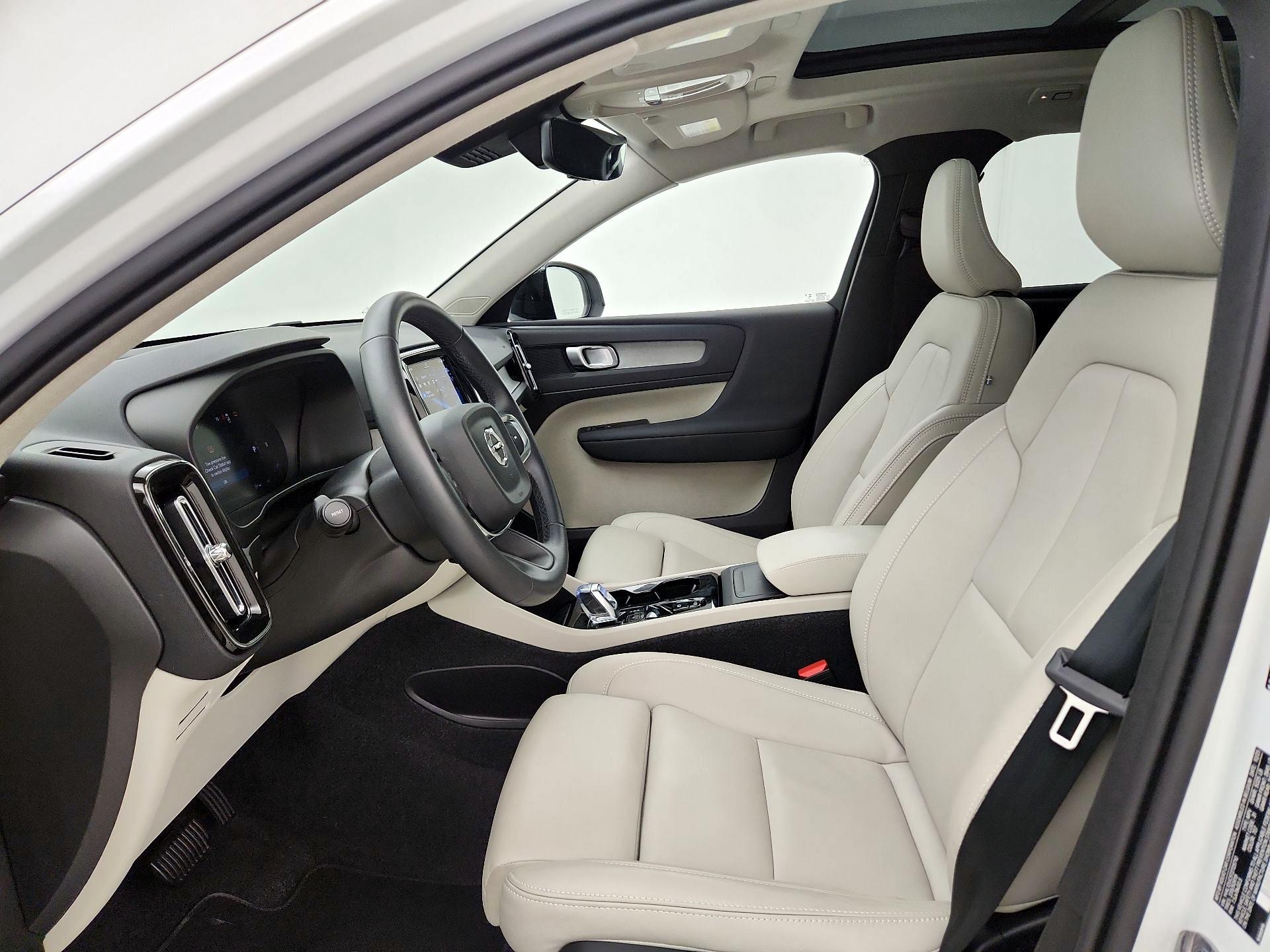 Thumbnail: 2026 Volvo XC40 - 11