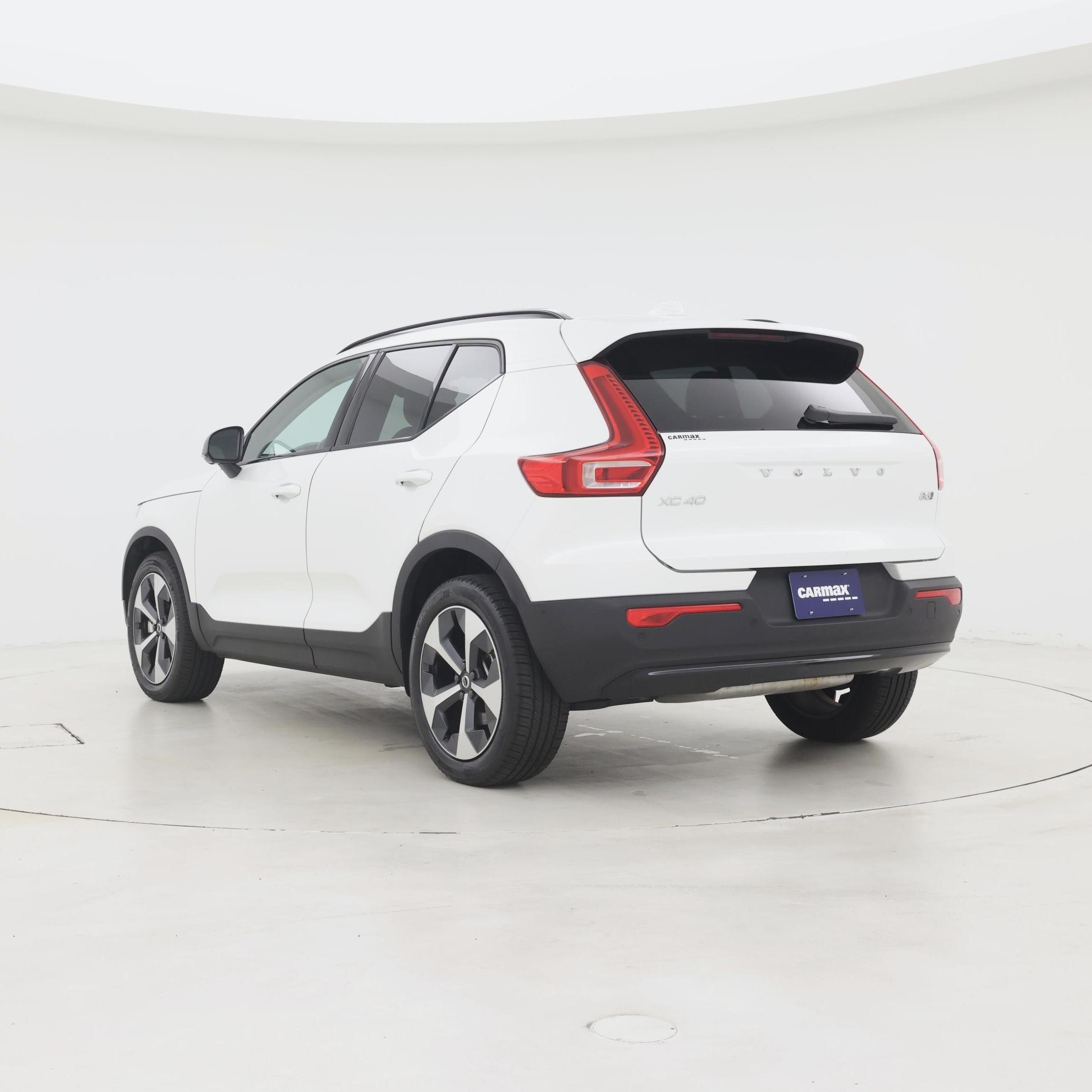 Thumbnail: 2026 Volvo XC40 - 2