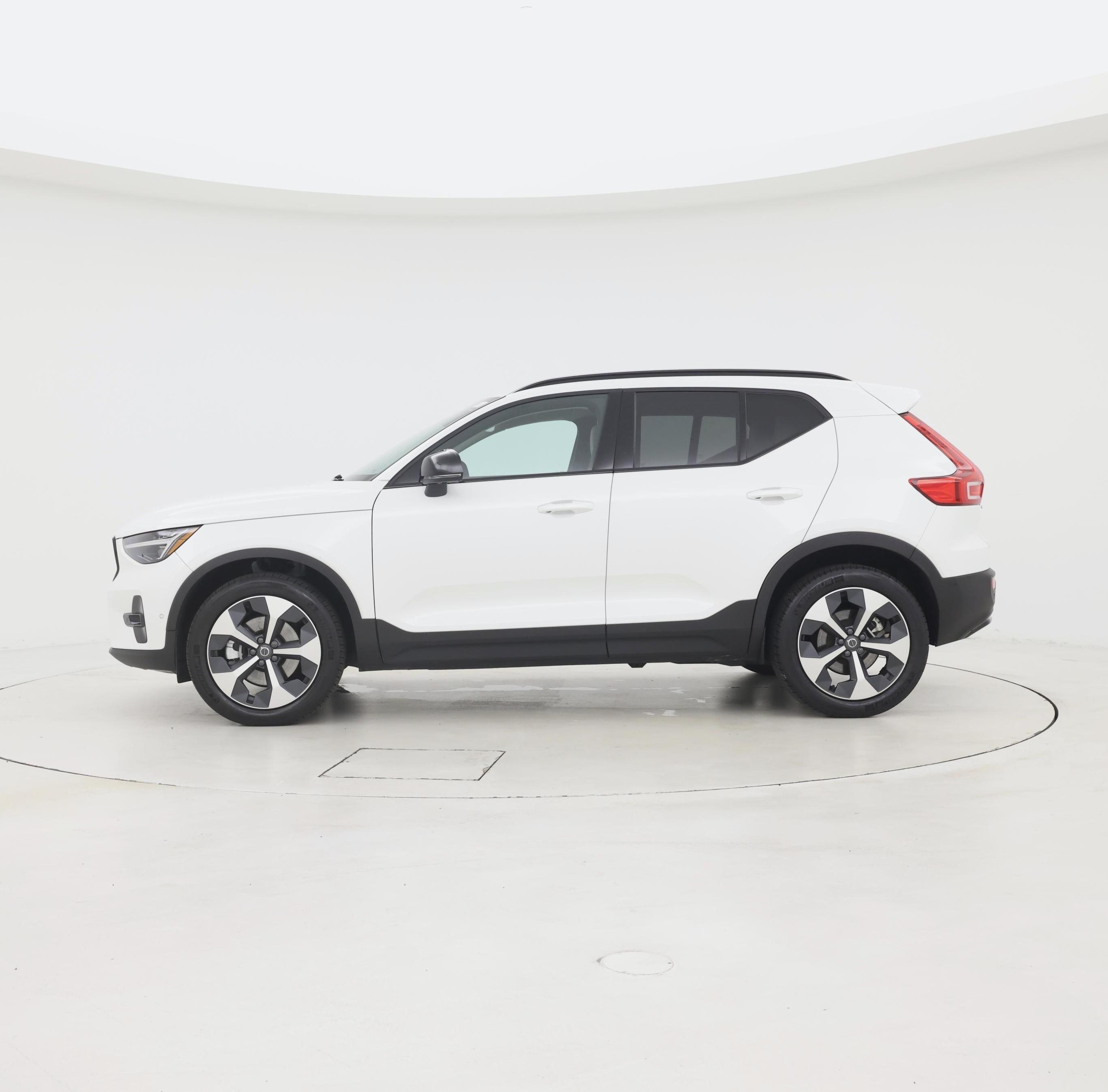 Thumbnail: 2026 Volvo XC40 - 3