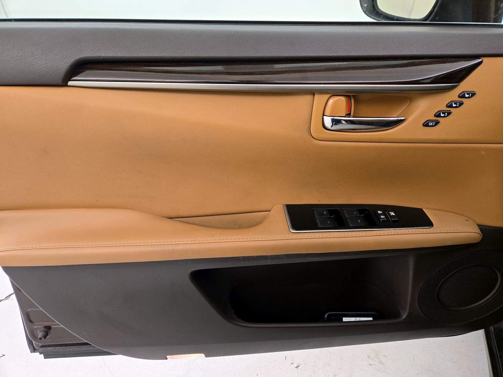 Thumbnail: 2017 Lexus ES - 12