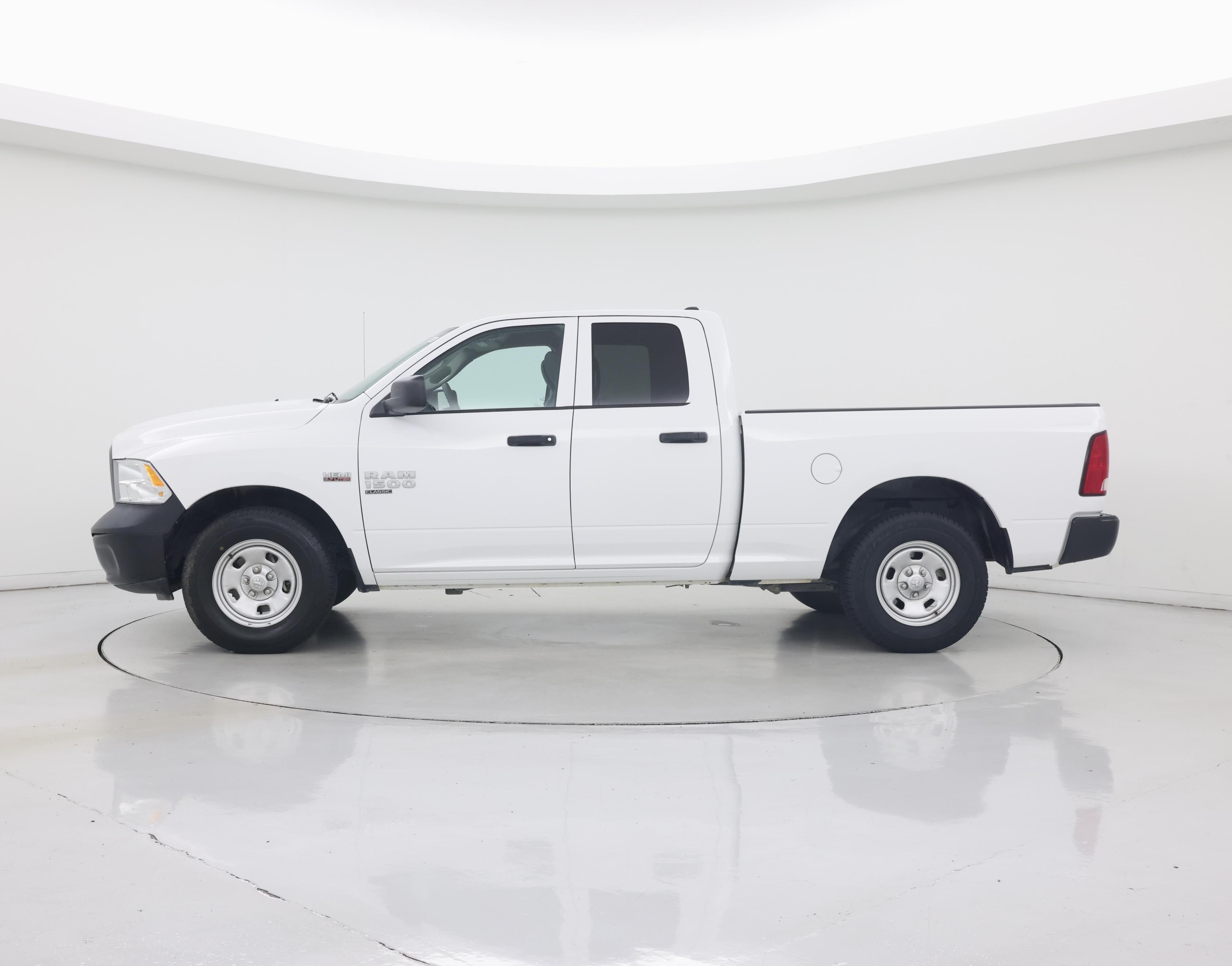 Thumbnail: 2020 RAM 1500 Classic - 3