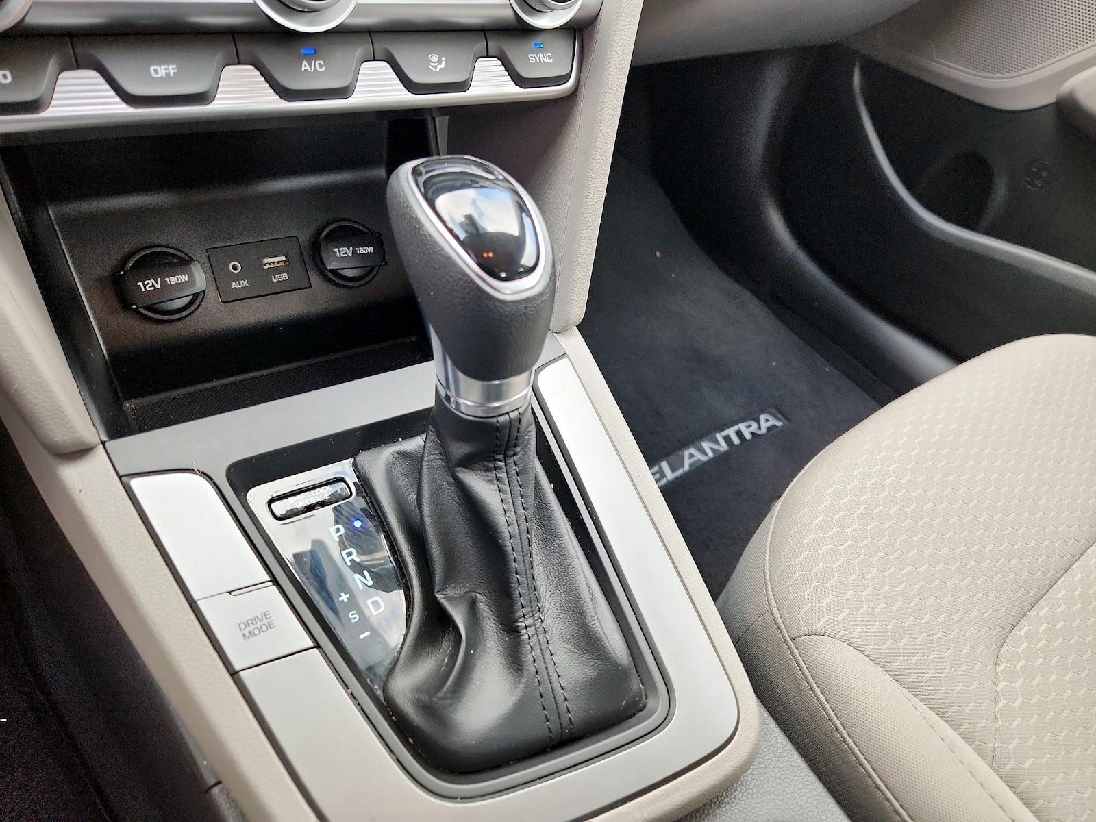 2020 Hyundai Elantra SE - Photo 17
