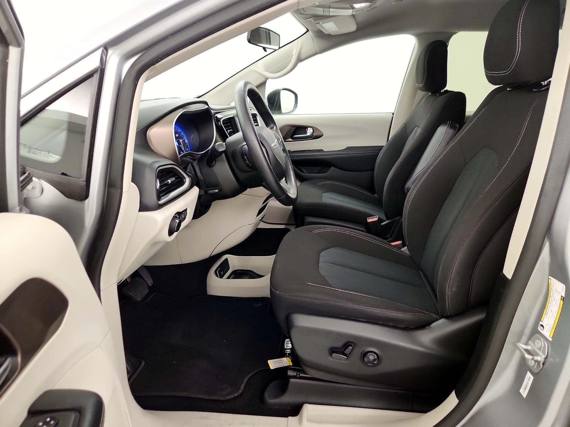 Thumbnail: 2020 Chrysler Voyager - 11