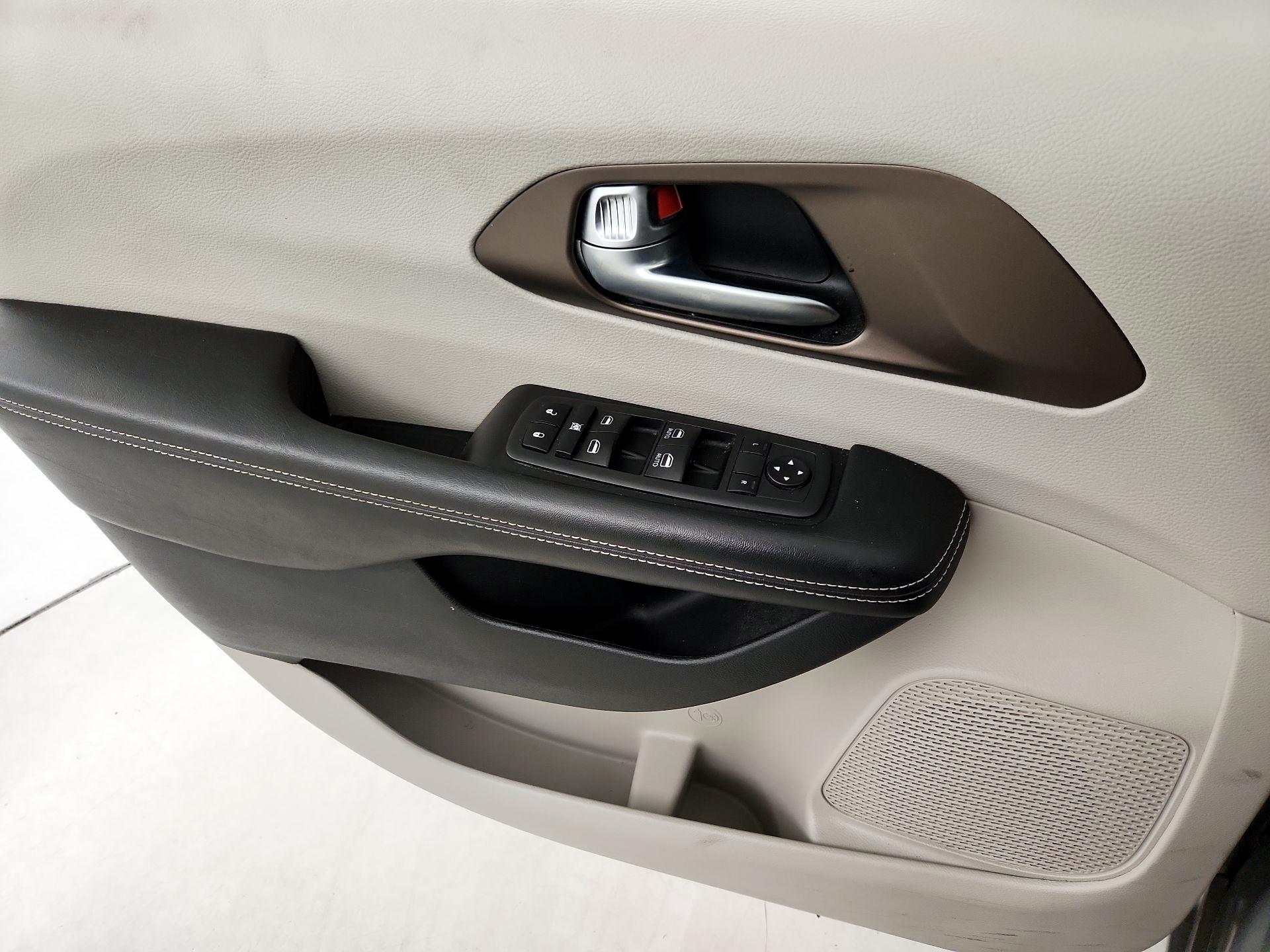 Thumbnail: 2020 Chrysler Voyager - 12