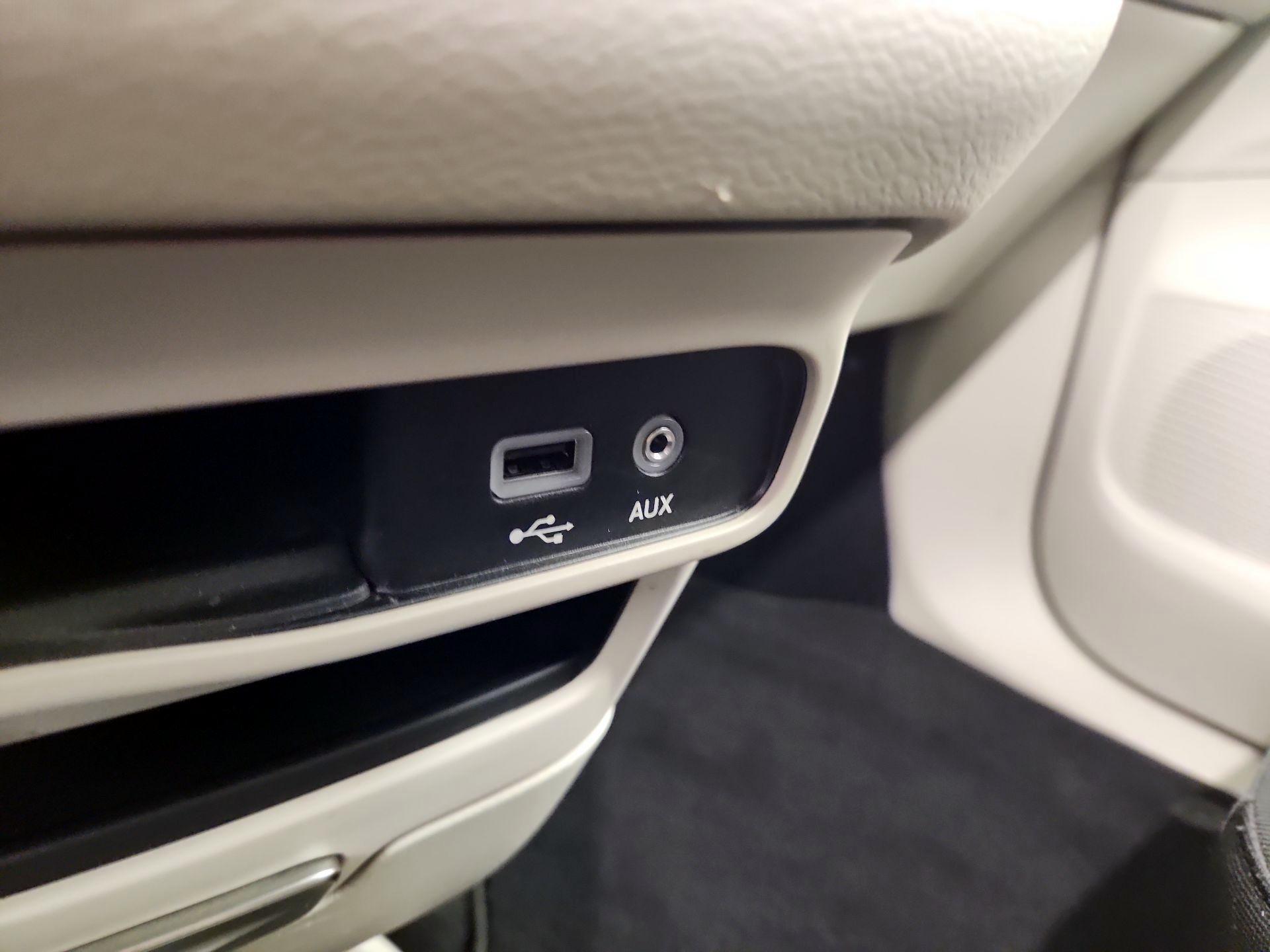 Thumbnail: 2020 Chrysler Voyager - 18