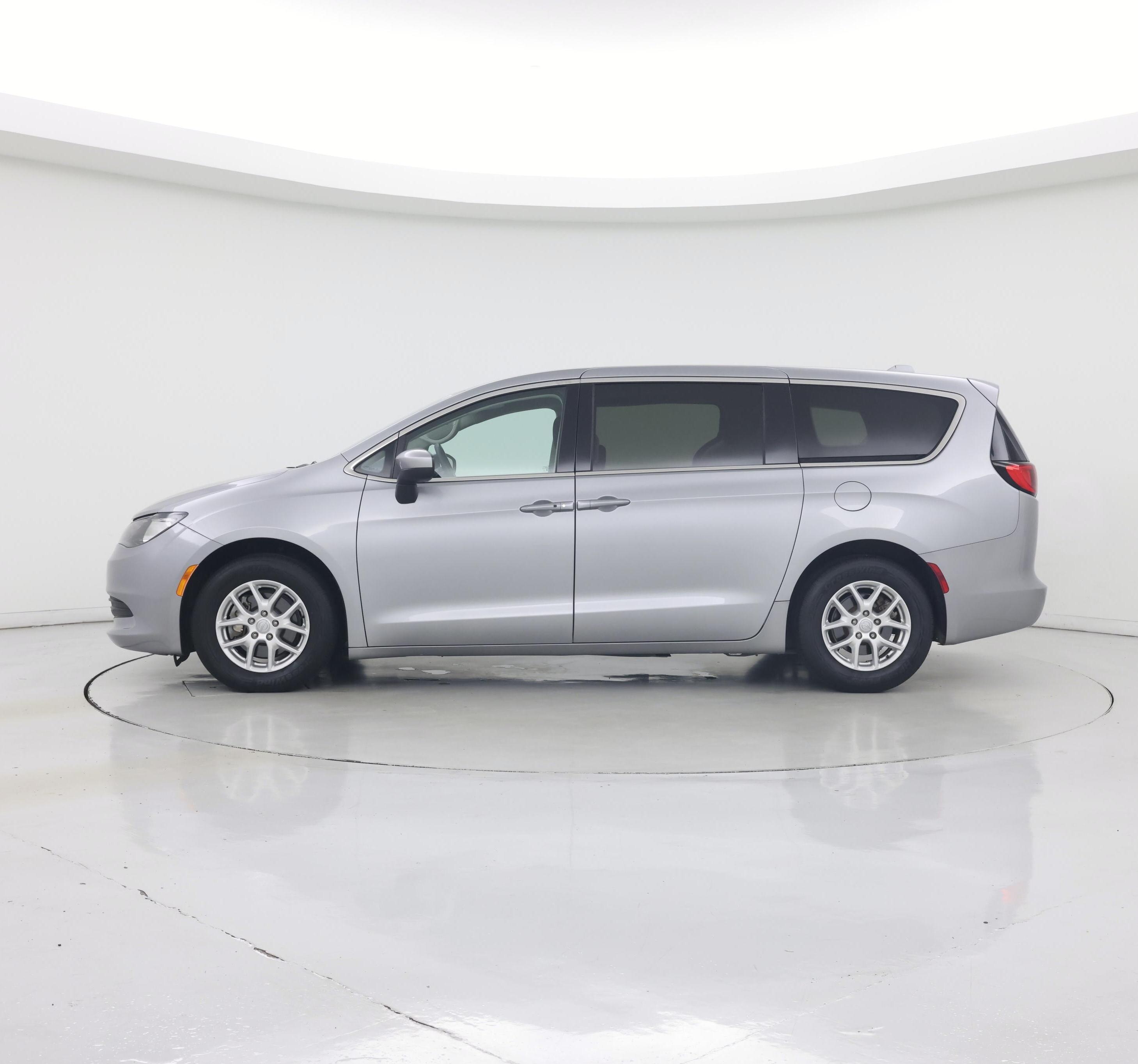 Thumbnail: 2020 Chrysler Voyager - 3