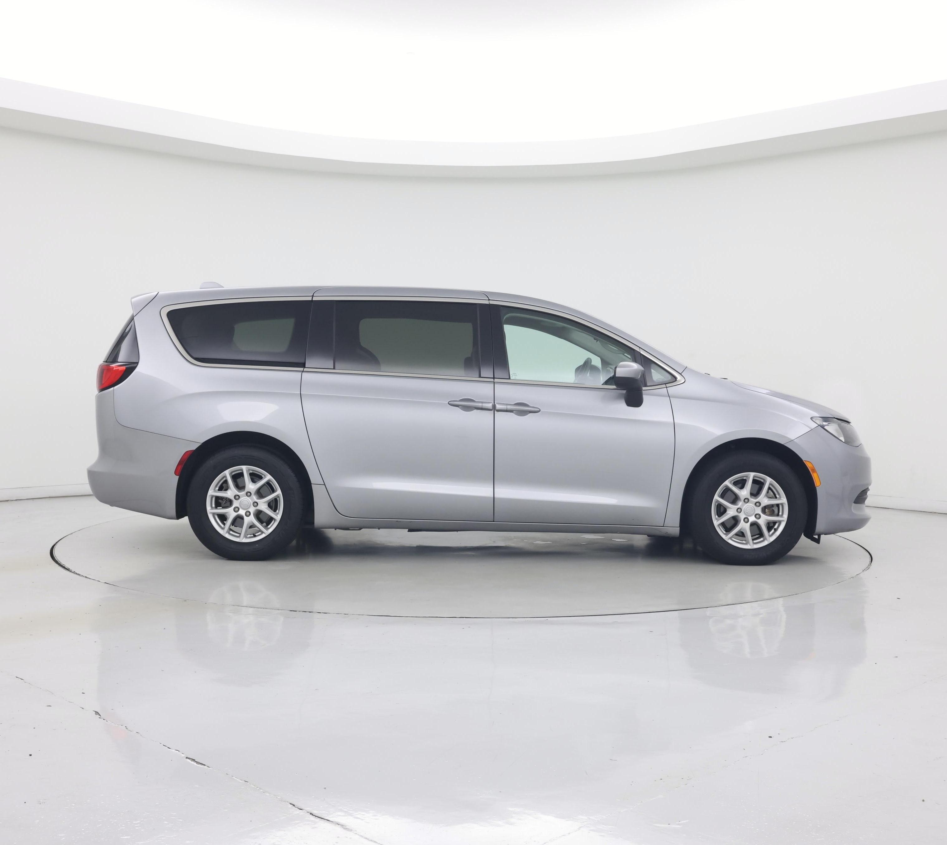 Thumbnail: 2020 Chrysler Voyager - 7