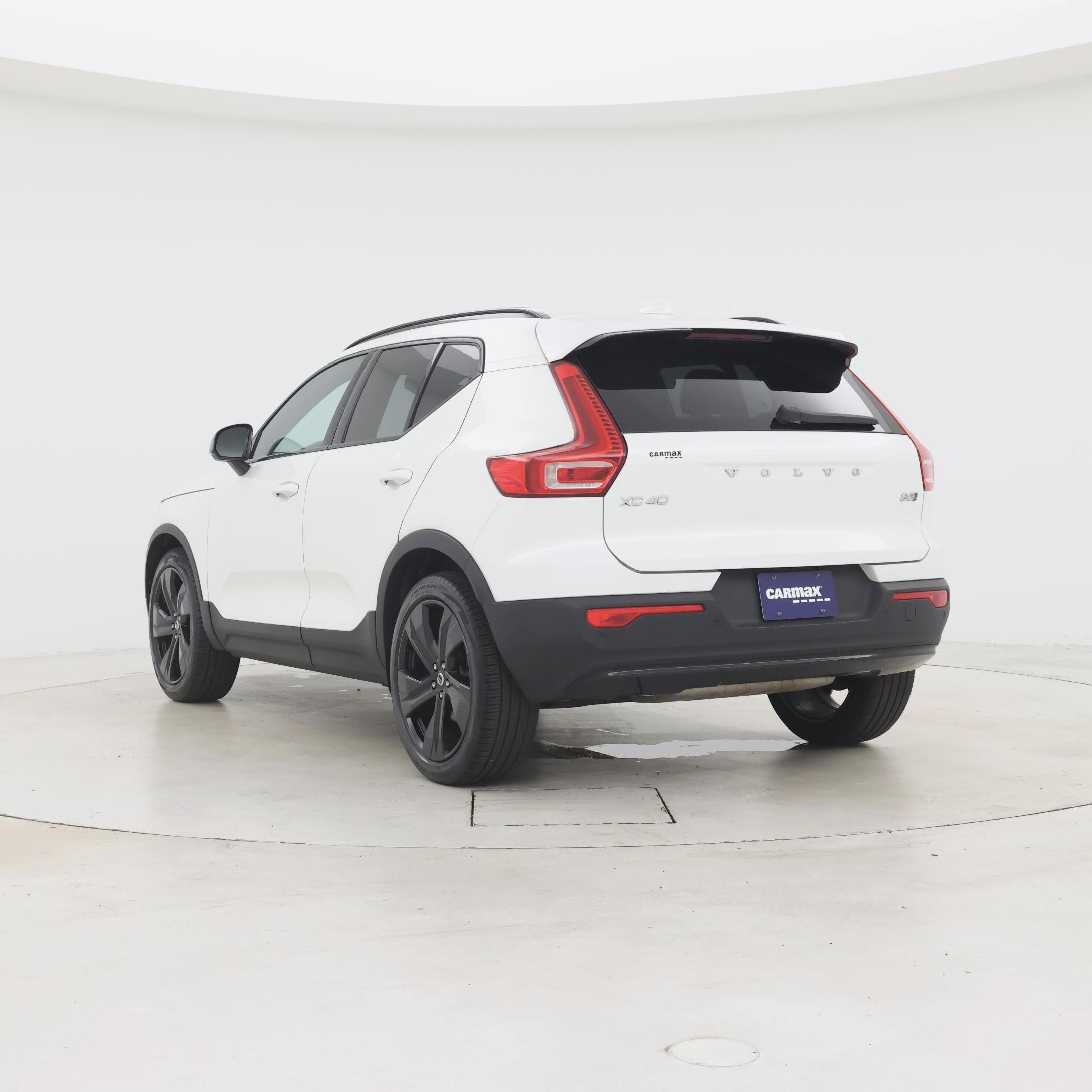 Thumbnail: 2023 Volvo XC40 - 2