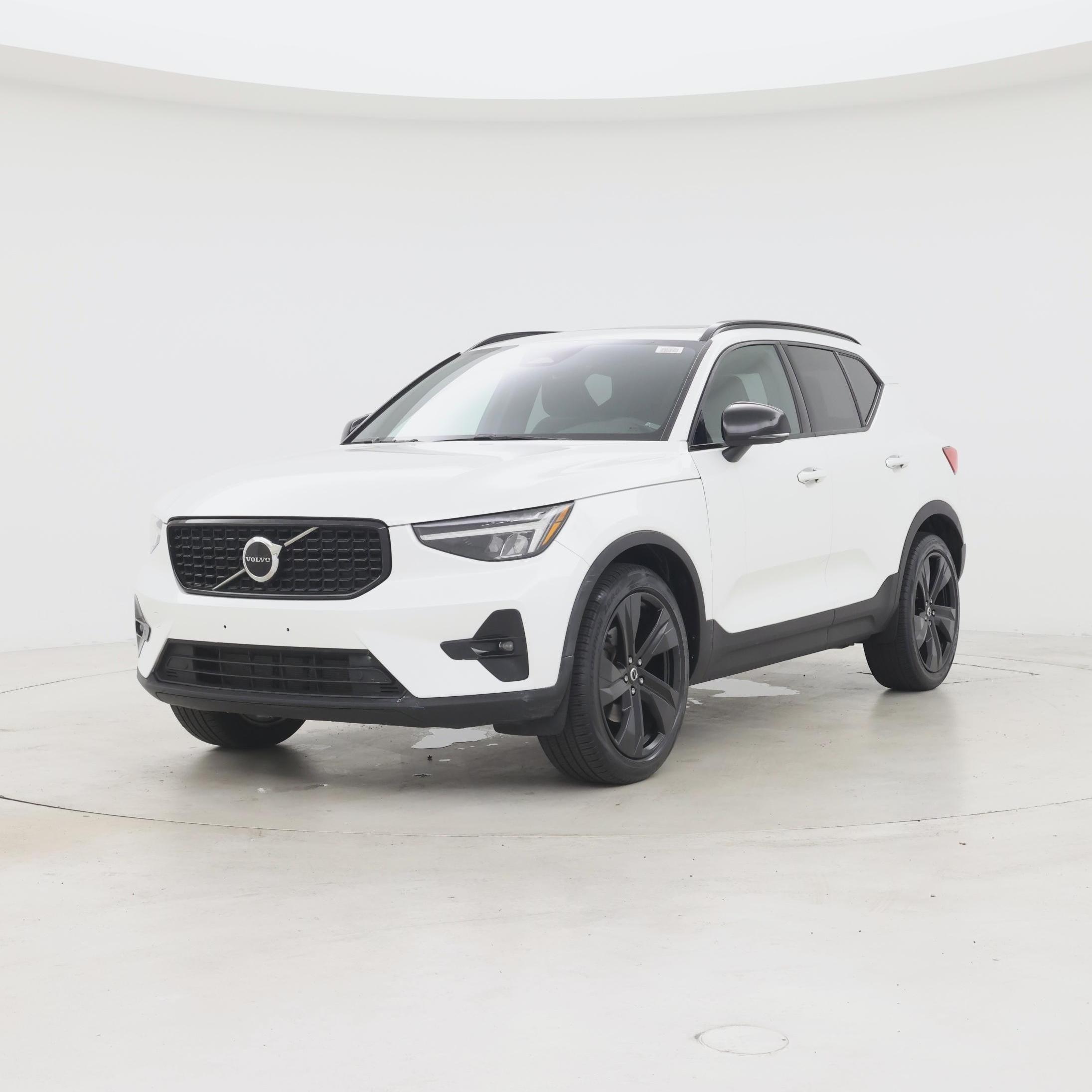 Thumbnail: 2023 Volvo XC40 - 4