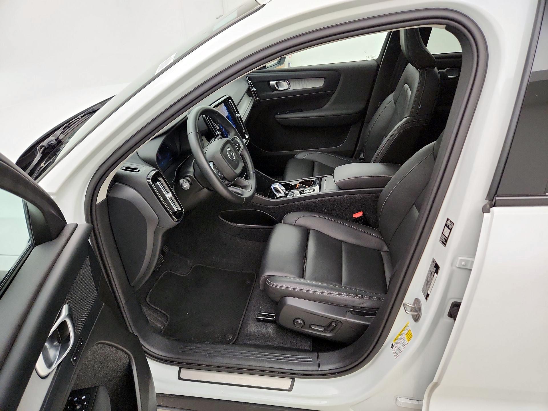 Thumbnail: 2026 Volvo XC40 - 11