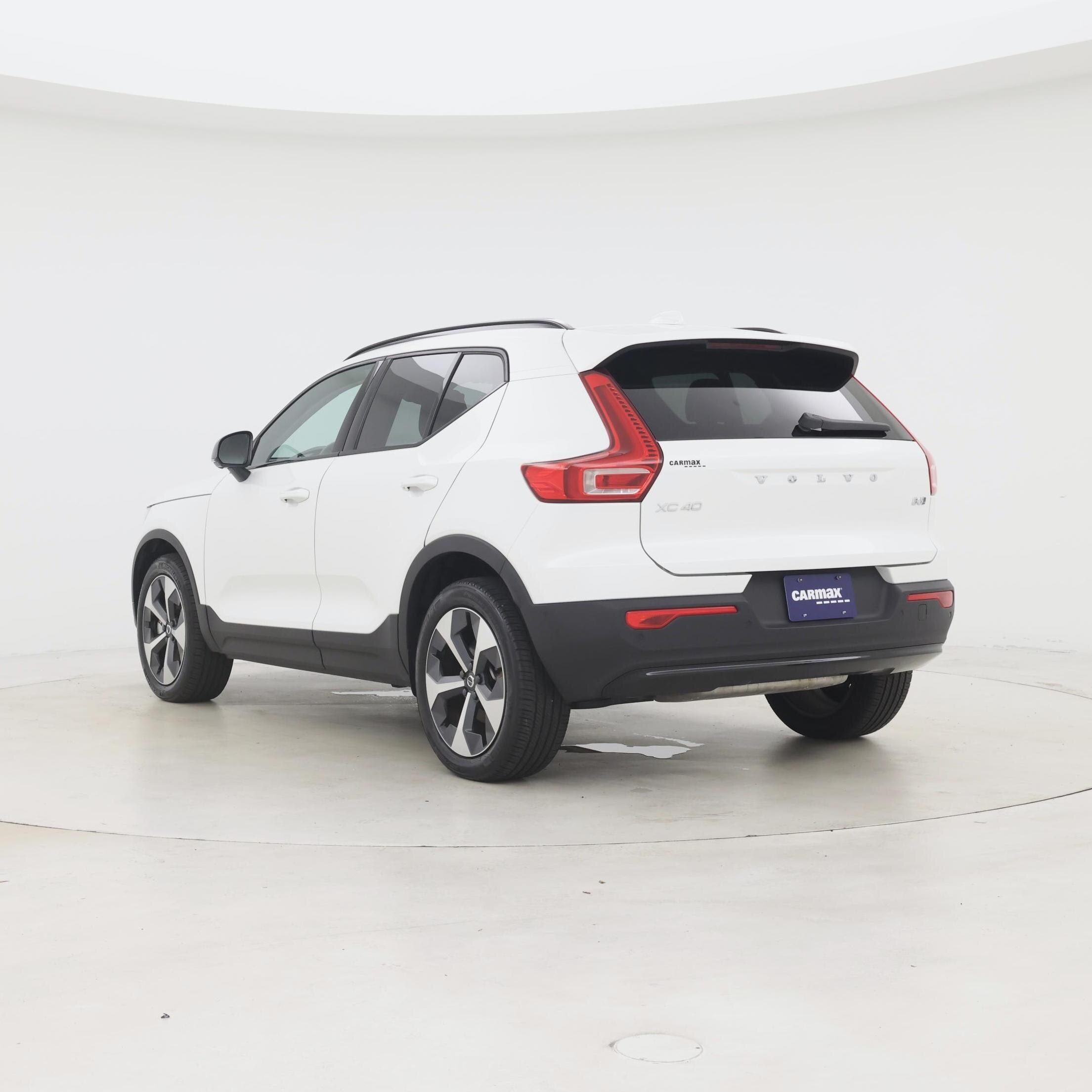 Thumbnail: 2026 Volvo XC40 - 2