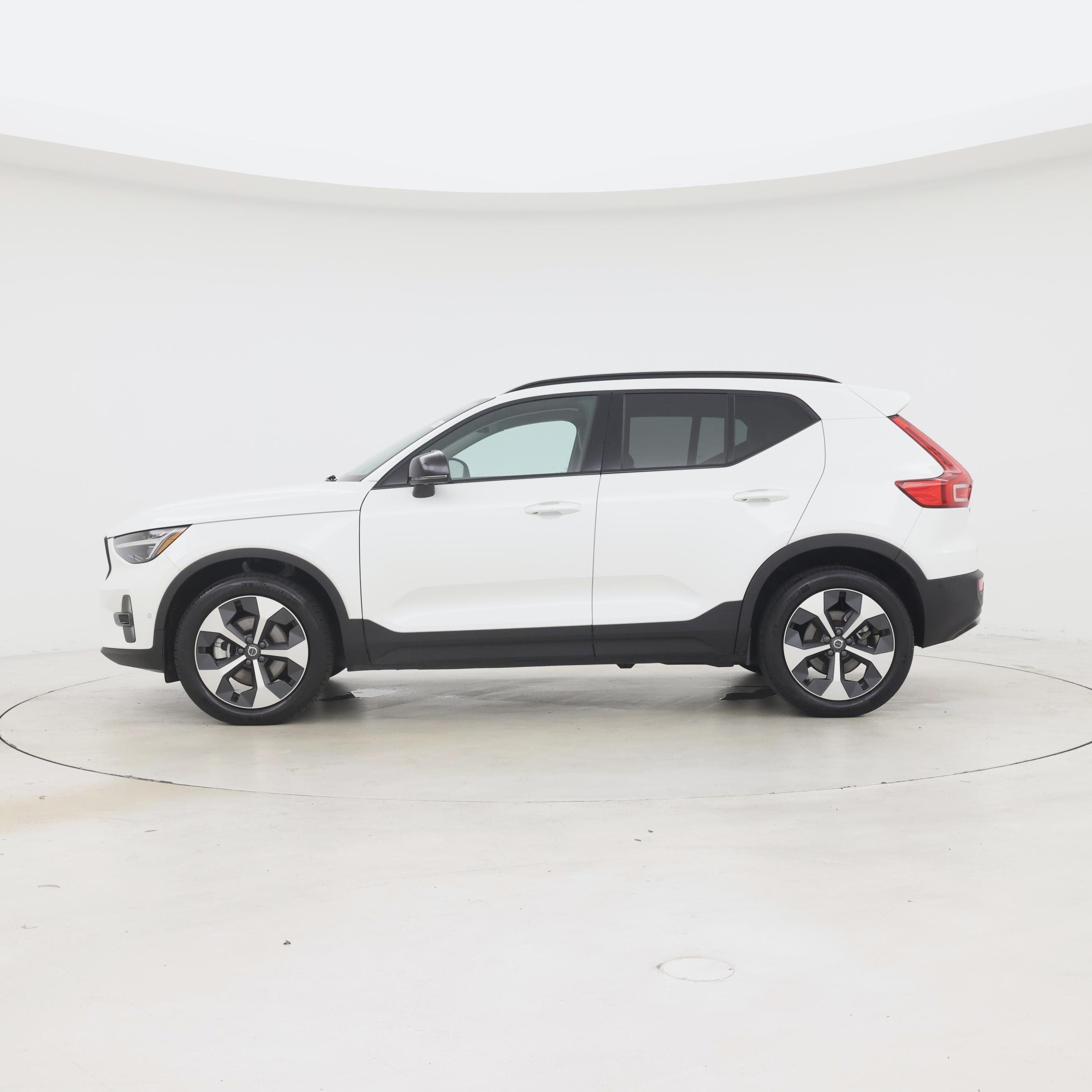 Thumbnail: 2026 Volvo XC40 - 3