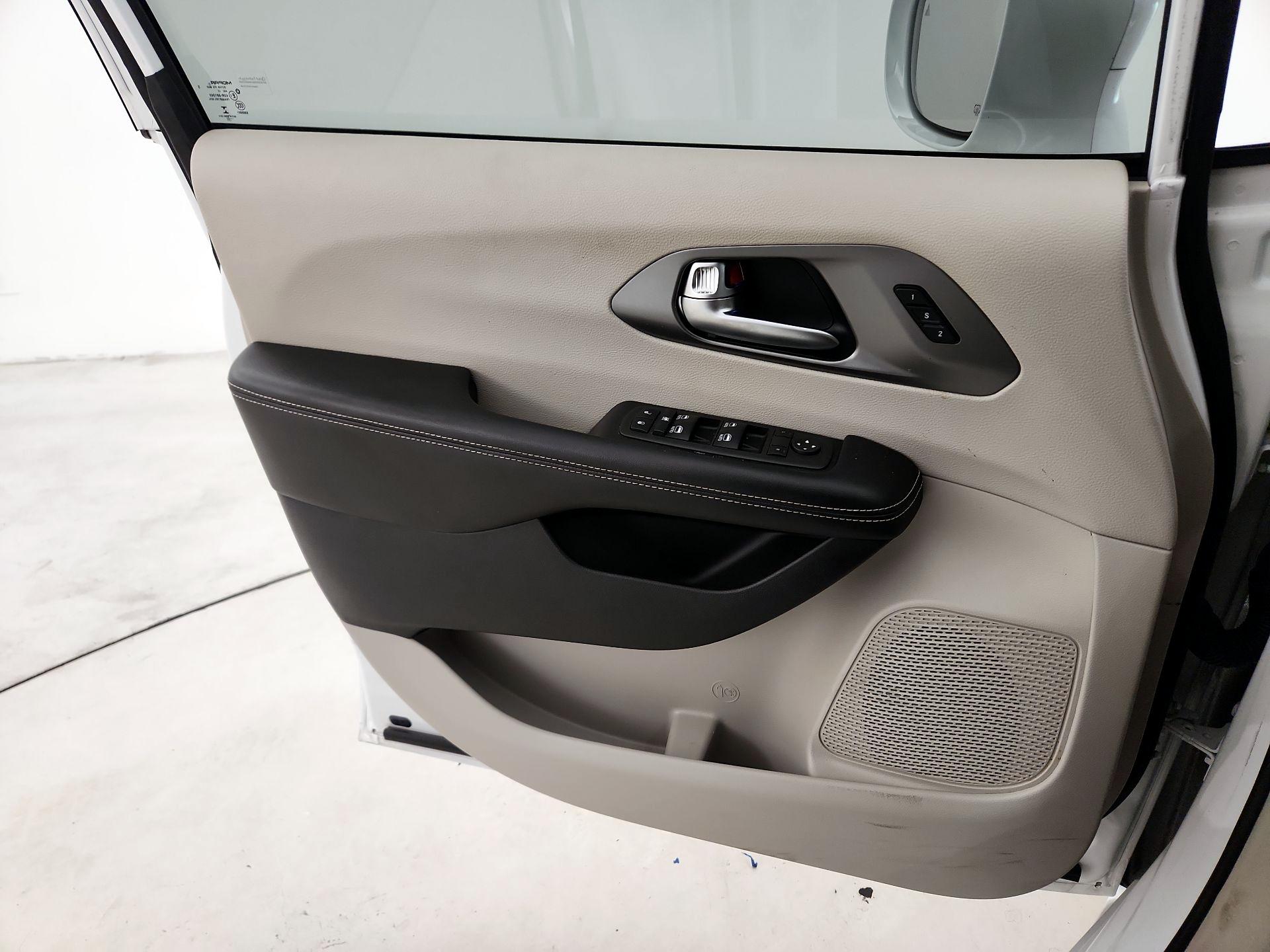 Thumbnail: 2022 Chrysler Pacifica - 12