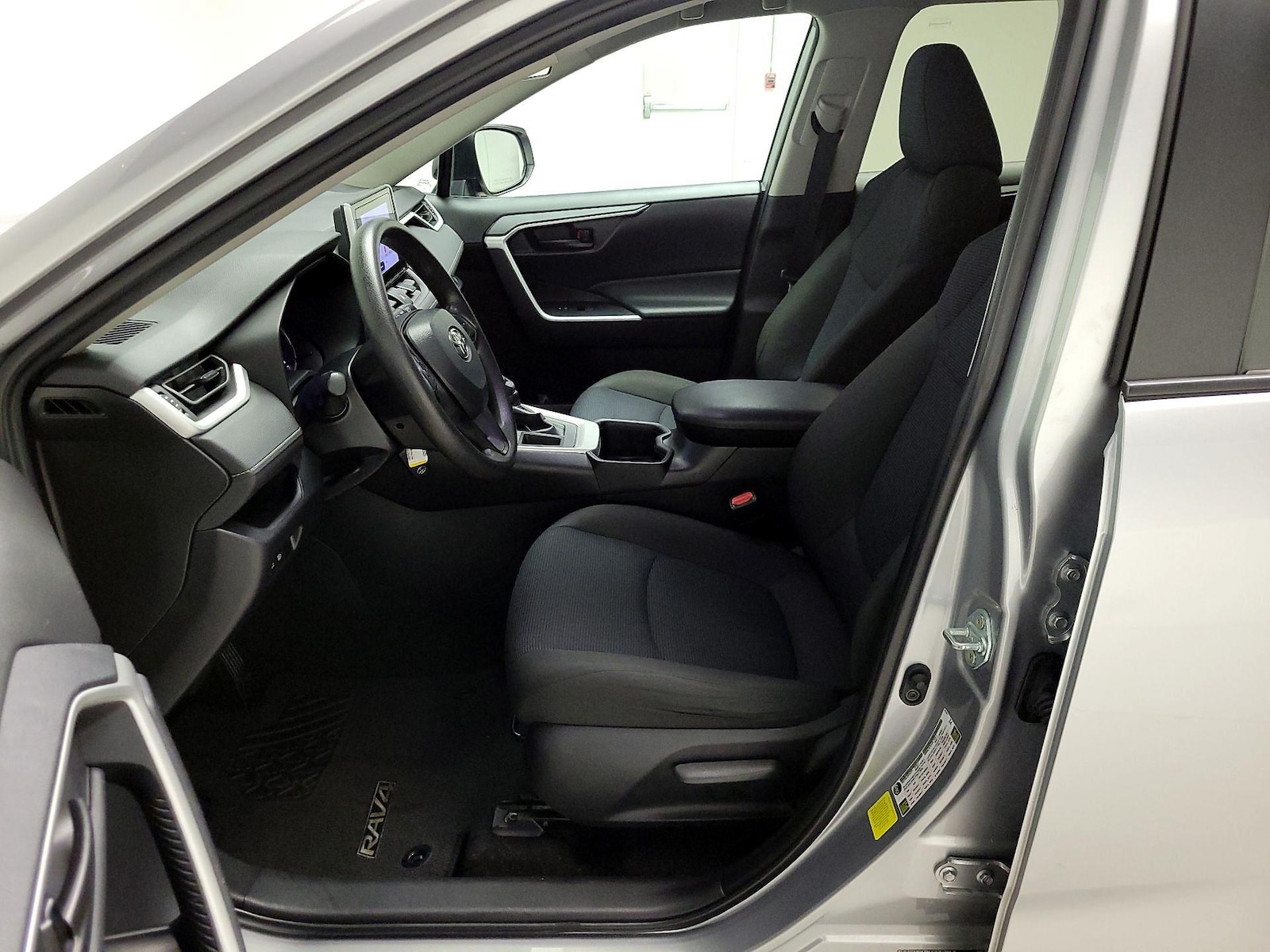 2024 Toyota RAV4 LE - Photo 12